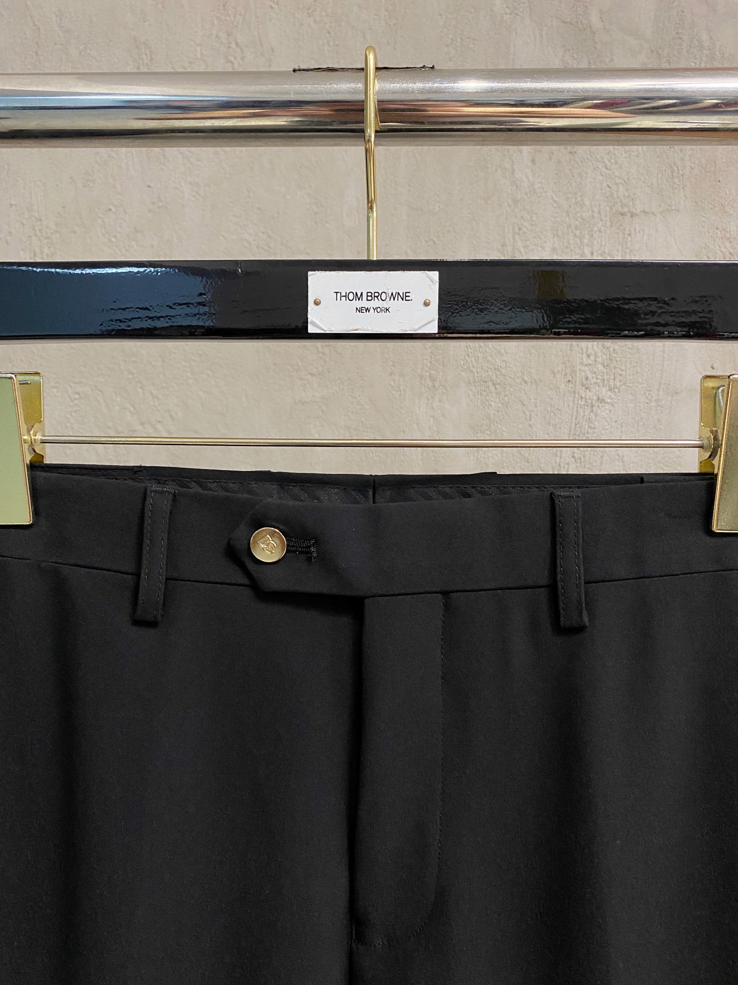 /套。【专柜同步新品】 2025年春秋男士 黑色 时尚商务休闲轻便西装/单西外套.整体轮廓趋于简约风格，