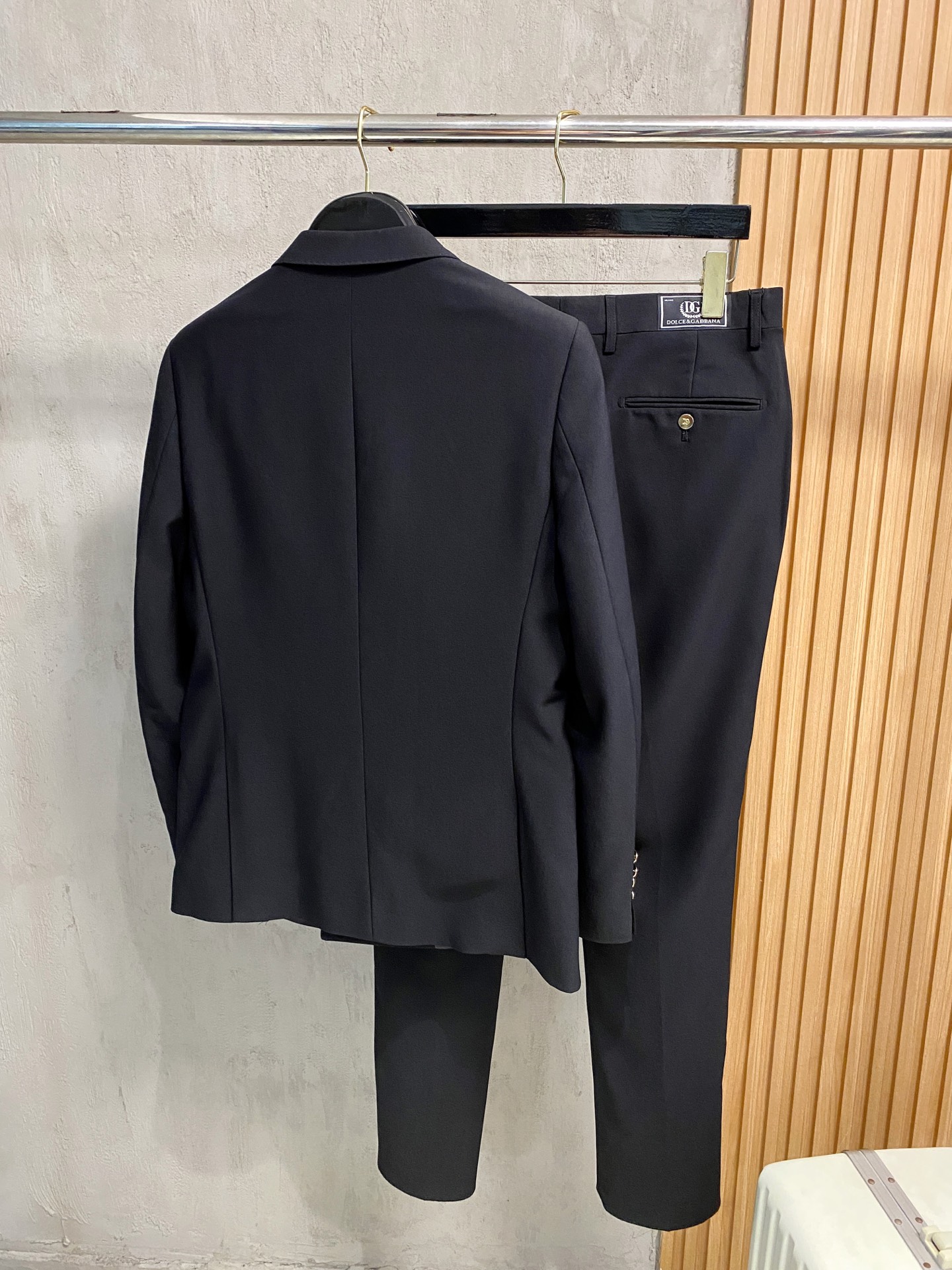 /套。【专柜同步新品】 2025年春秋男士 黑色 时尚商务休闲轻便西装/单西外套.整体轮廓趋于简约风格，