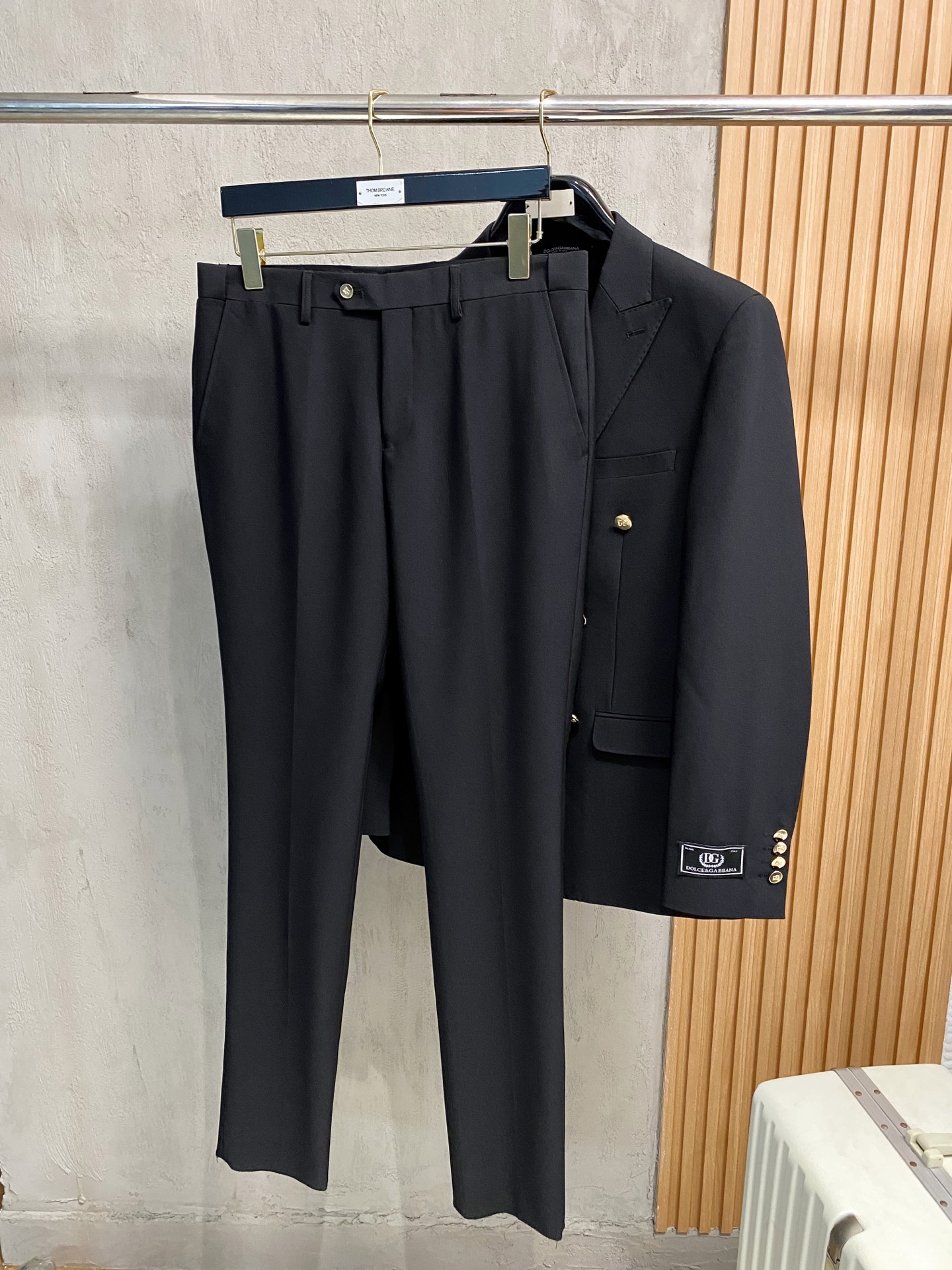 /套。【专柜同步新品】 2025年春秋男士 黑色 时尚商务休闲轻便西装/单西外套.整体轮廓趋于简约风格，