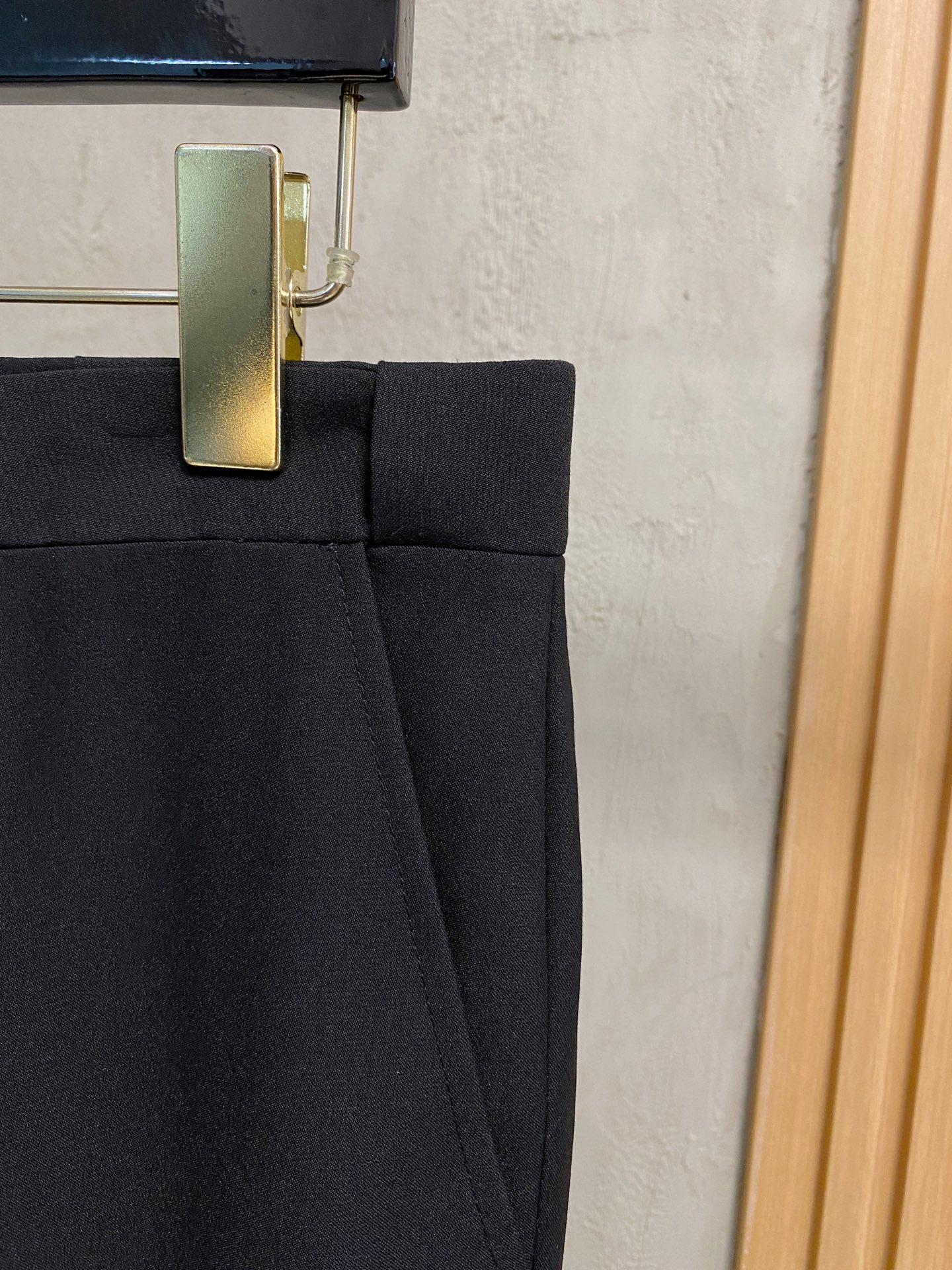 /套。【专柜同步新品】 2025年春秋男士 黑色 时尚商务休闲轻便西装/单西外套.整体轮廓趋于简约风格，