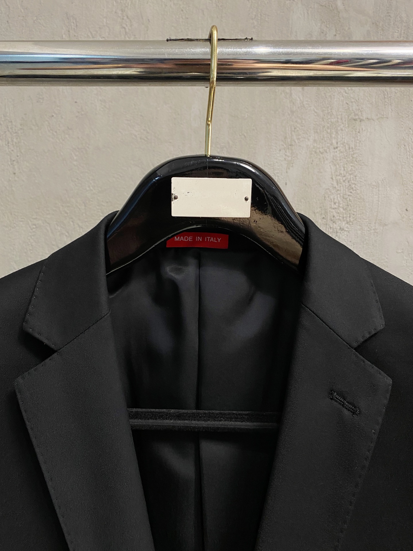 /套。【专柜同步新品】 2025年春秋男士 黑色 时尚商务休闲轻便西装/单西外套.整体轮廓趋于简约风格，