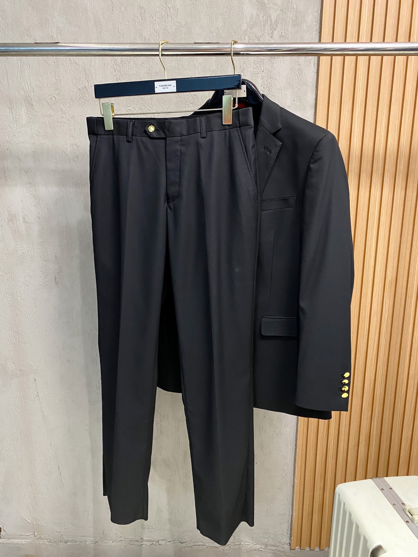 /套。【专柜同步新品】 2025年春秋男士 黑色 时尚商务休闲轻便西装/单西外套.整体轮廓趋于简约风格，