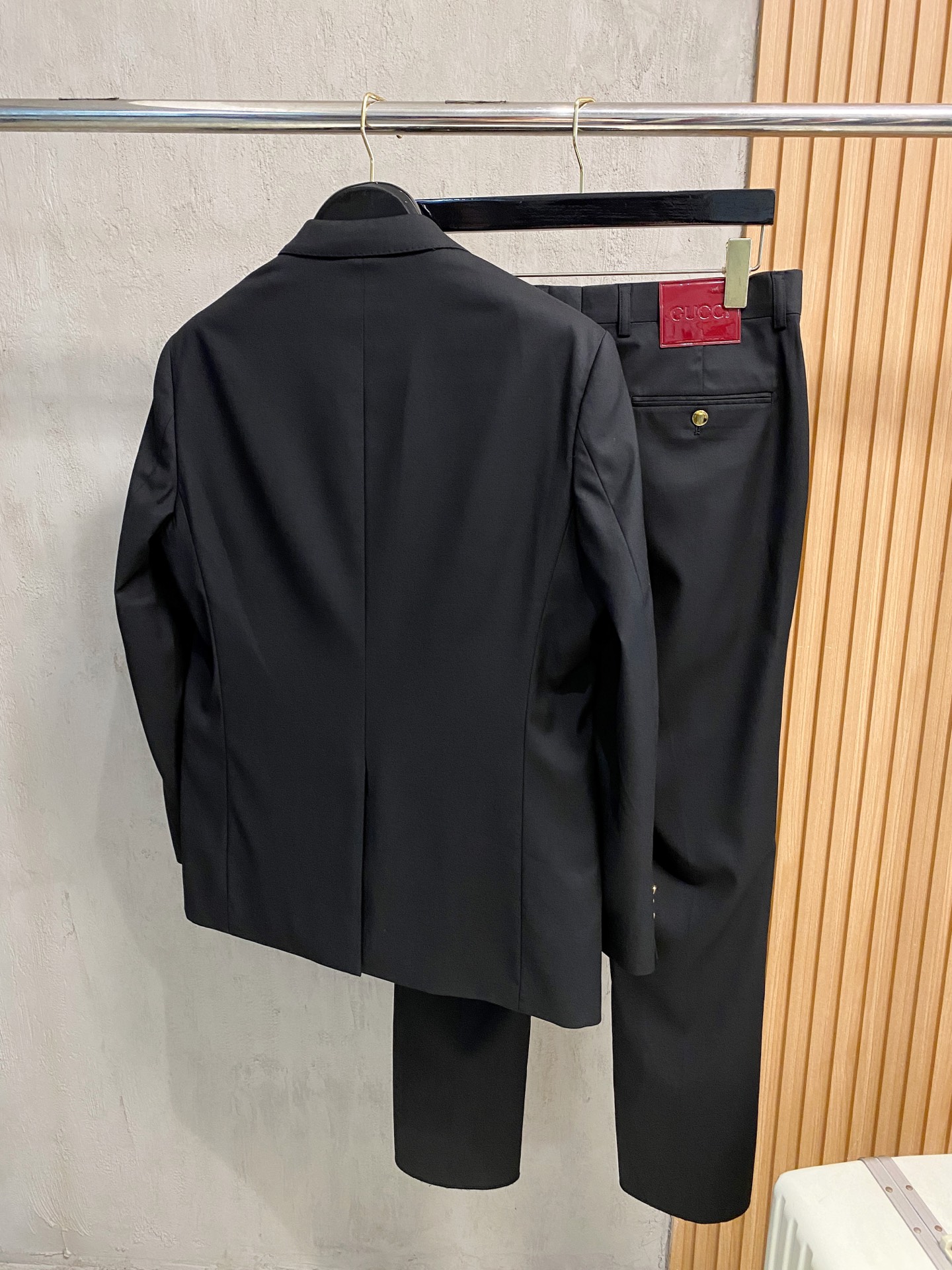 /套。【专柜同步新品】 2025年春秋男士 黑色 时尚商务休闲轻便西装/单西外套.整体轮廓趋于简约风格，