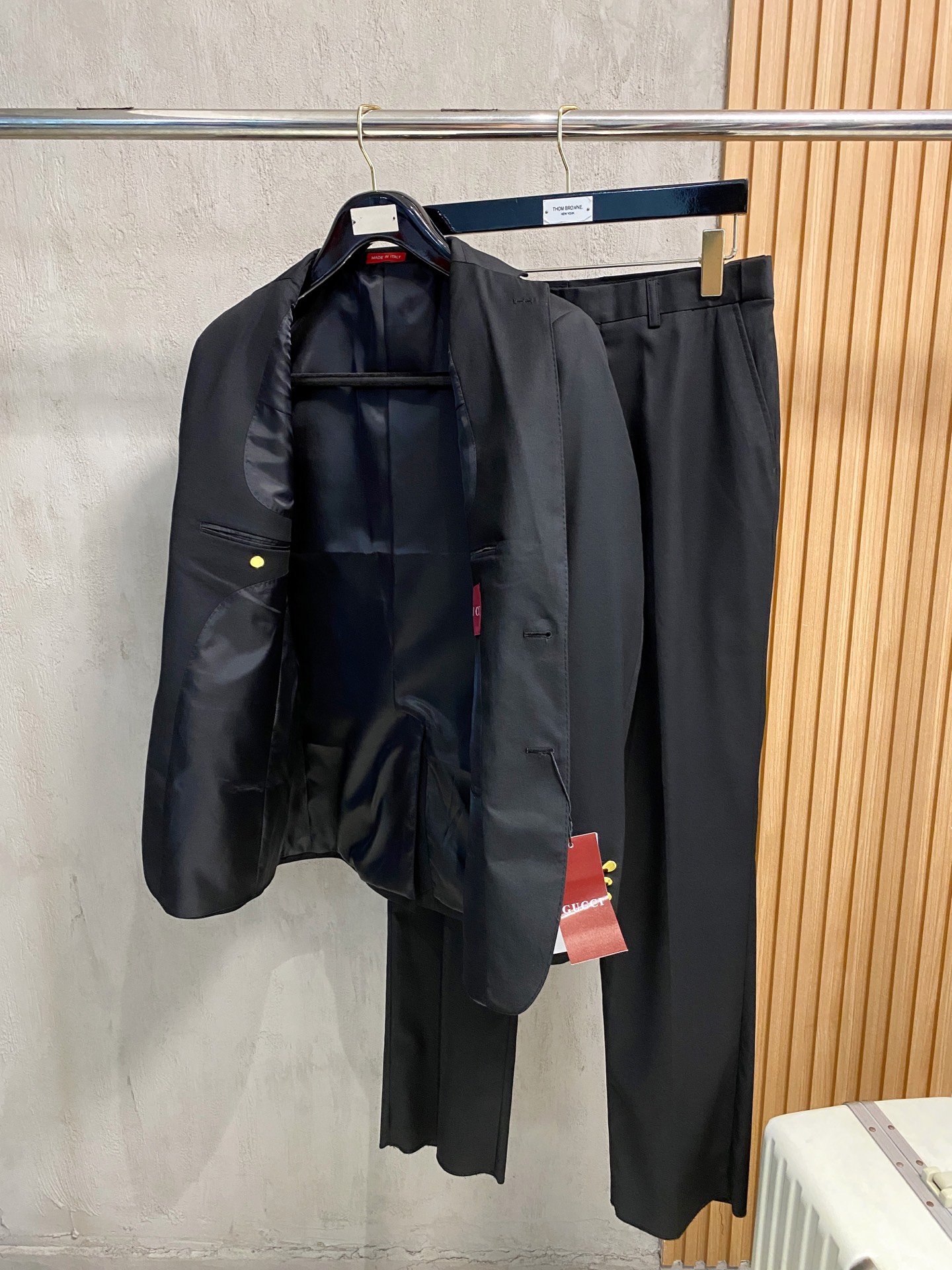 /套。【专柜同步新品】 2025年春秋男士 黑色 时尚商务休闲轻便西装/单西外套.整体轮廓趋于简约风格，