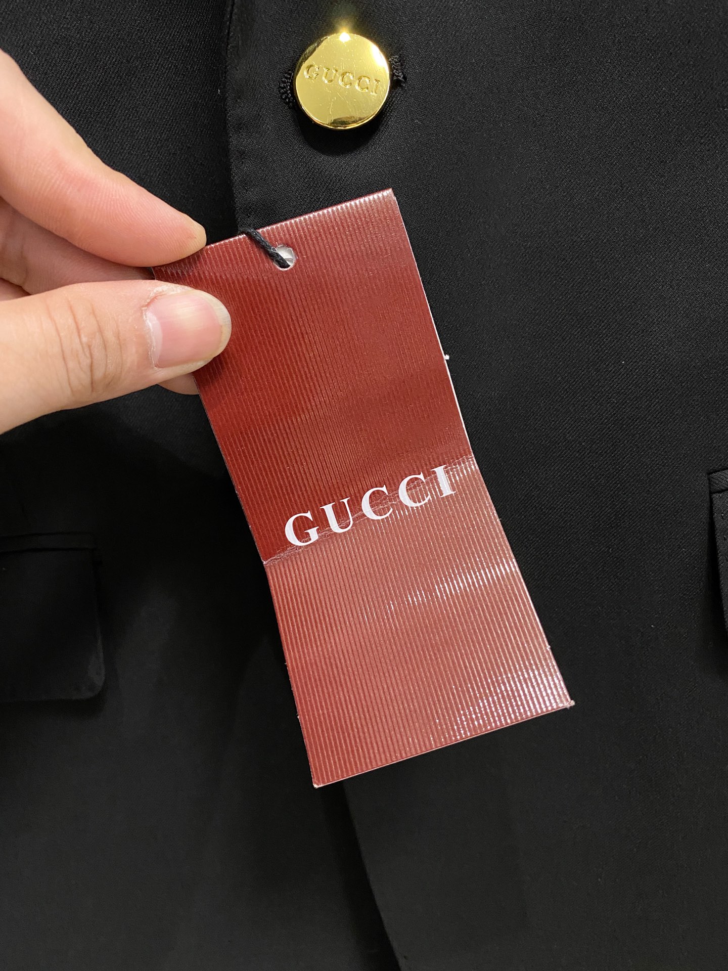 /套。【专柜同步新品】 2025年春秋男士 黑色 时尚商务休闲轻便西装/单西外套.整体轮廓趋于简约风格，