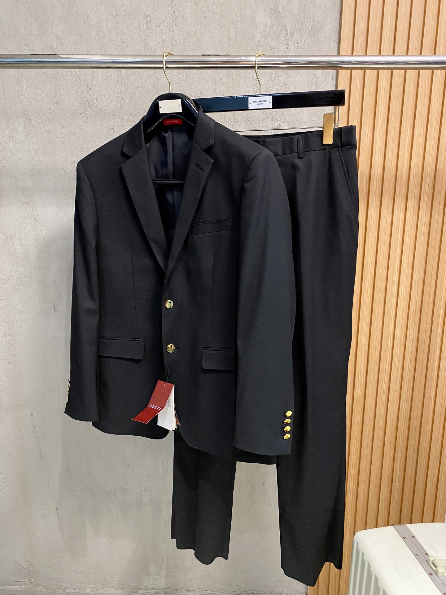 /套。【专柜同步新品】 2025年春秋男士 黑色 时尚商务休闲轻便西装/单西外套.整体轮廓趋于简约风格，