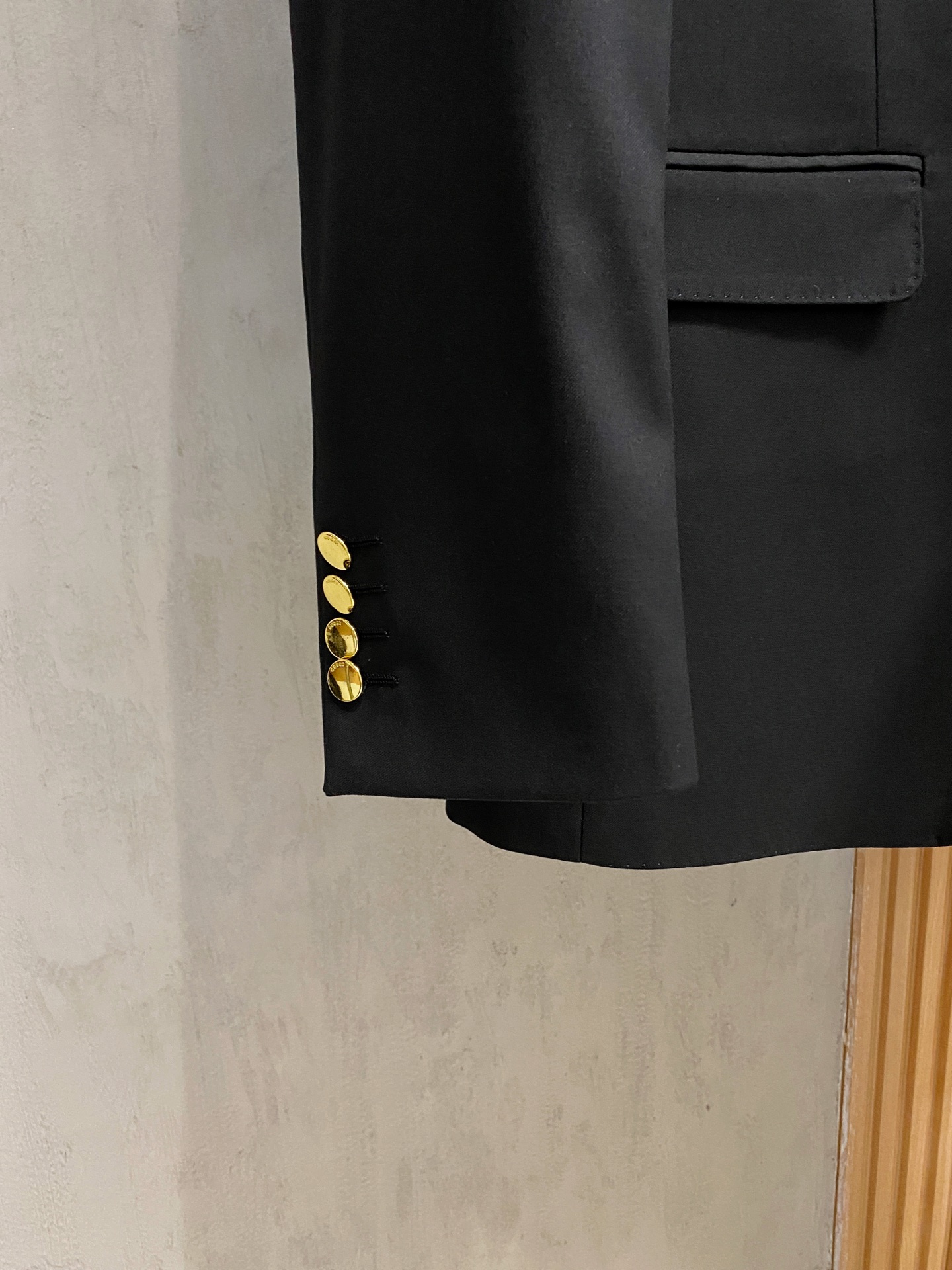 /套。【专柜同步新品】 2025年春秋男士 黑色 时尚商务休闲轻便西装/单西外套.整体轮廓趋于简约风格，