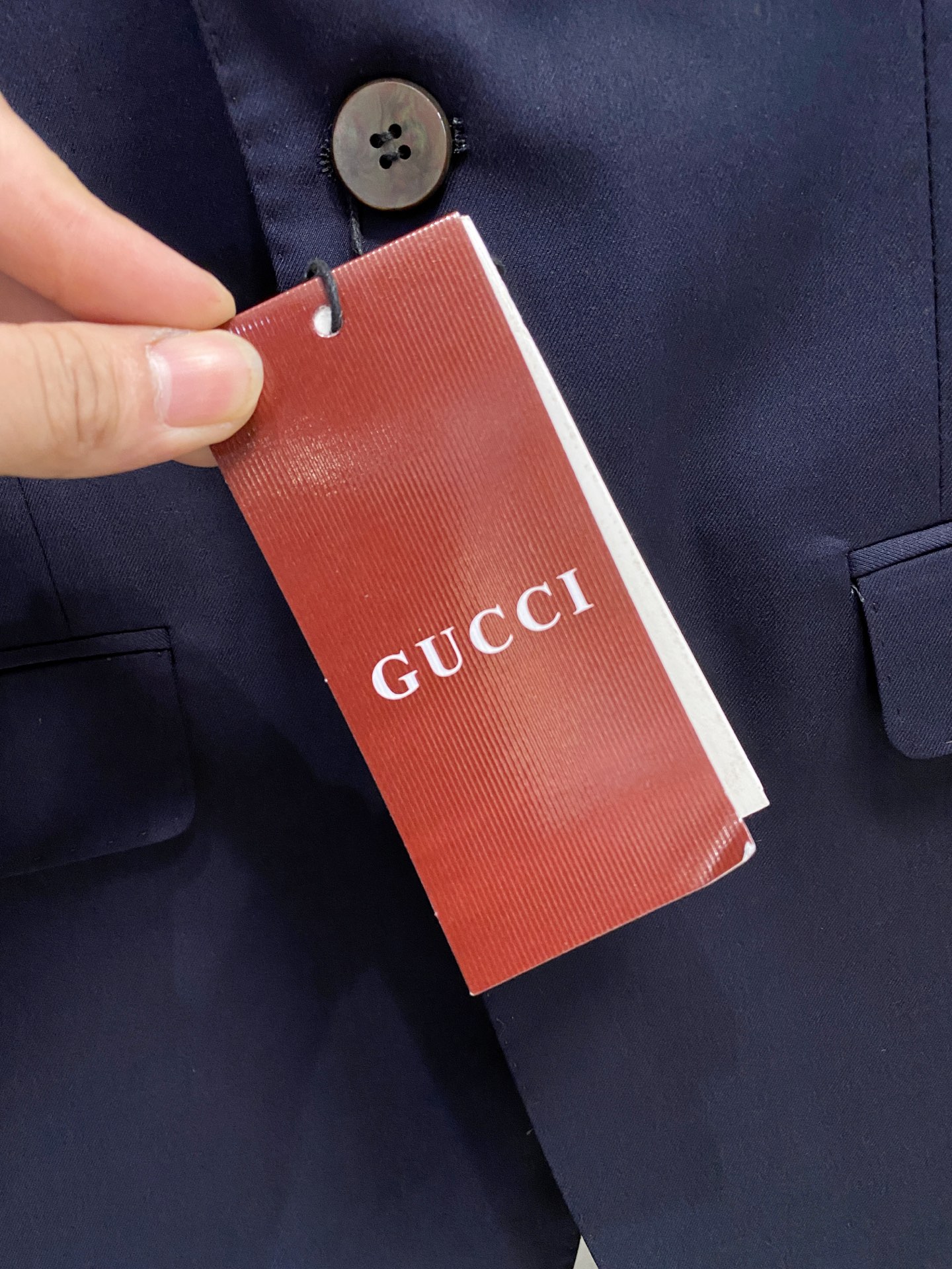 /套。【专柜同步新品】 2025年春秋男士 黑色 时尚商务休闲轻便西装/单西外套.整体轮廓趋于简约风格，