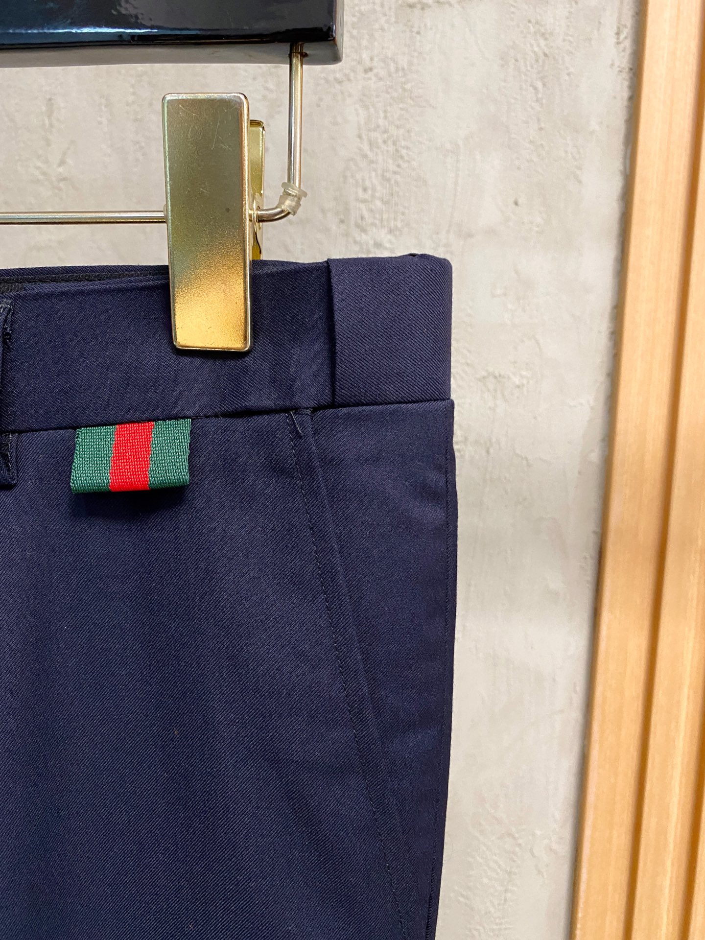 /套。【专柜同步新品】 2025年春秋男士 黑色 时尚商务休闲轻便西装/单西外套.整体轮廓趋于简约风格，