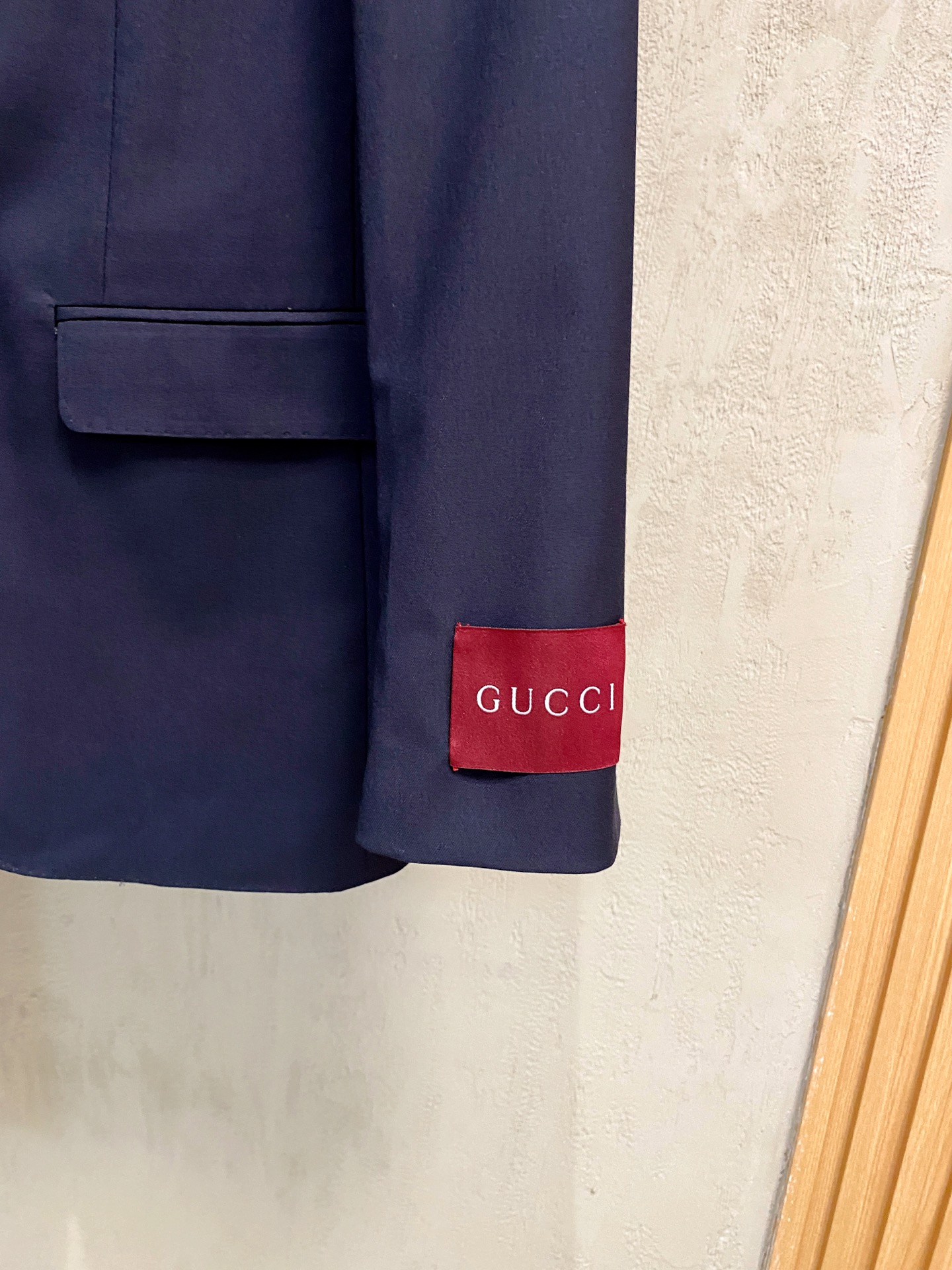 /套。【专柜同步新品】 2025年春秋男士 黑色 时尚商务休闲轻便西装/单西外套.整体轮廓趋于简约风格，