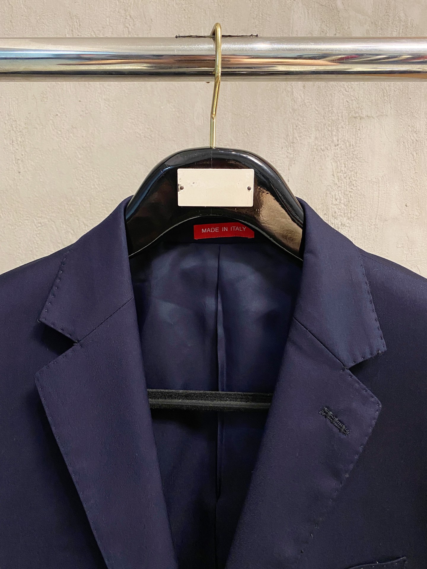 /套。【专柜同步新品】 2025年春秋男士 黑色 时尚商务休闲轻便西装/单西外套.整体轮廓趋于简约风格，