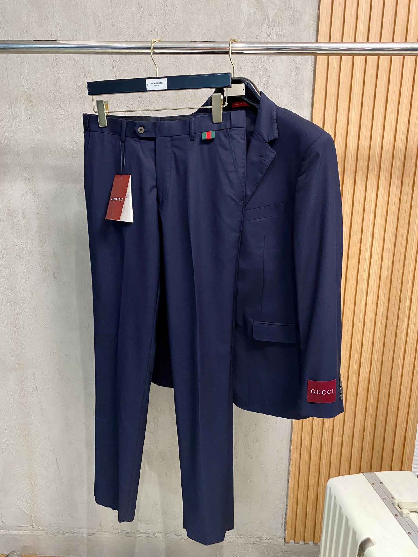 /套。【专柜同步新品】 2025年春秋男士 黑色 时尚商务休闲轻便西装/单西外套.整体轮廓趋于简约风格，