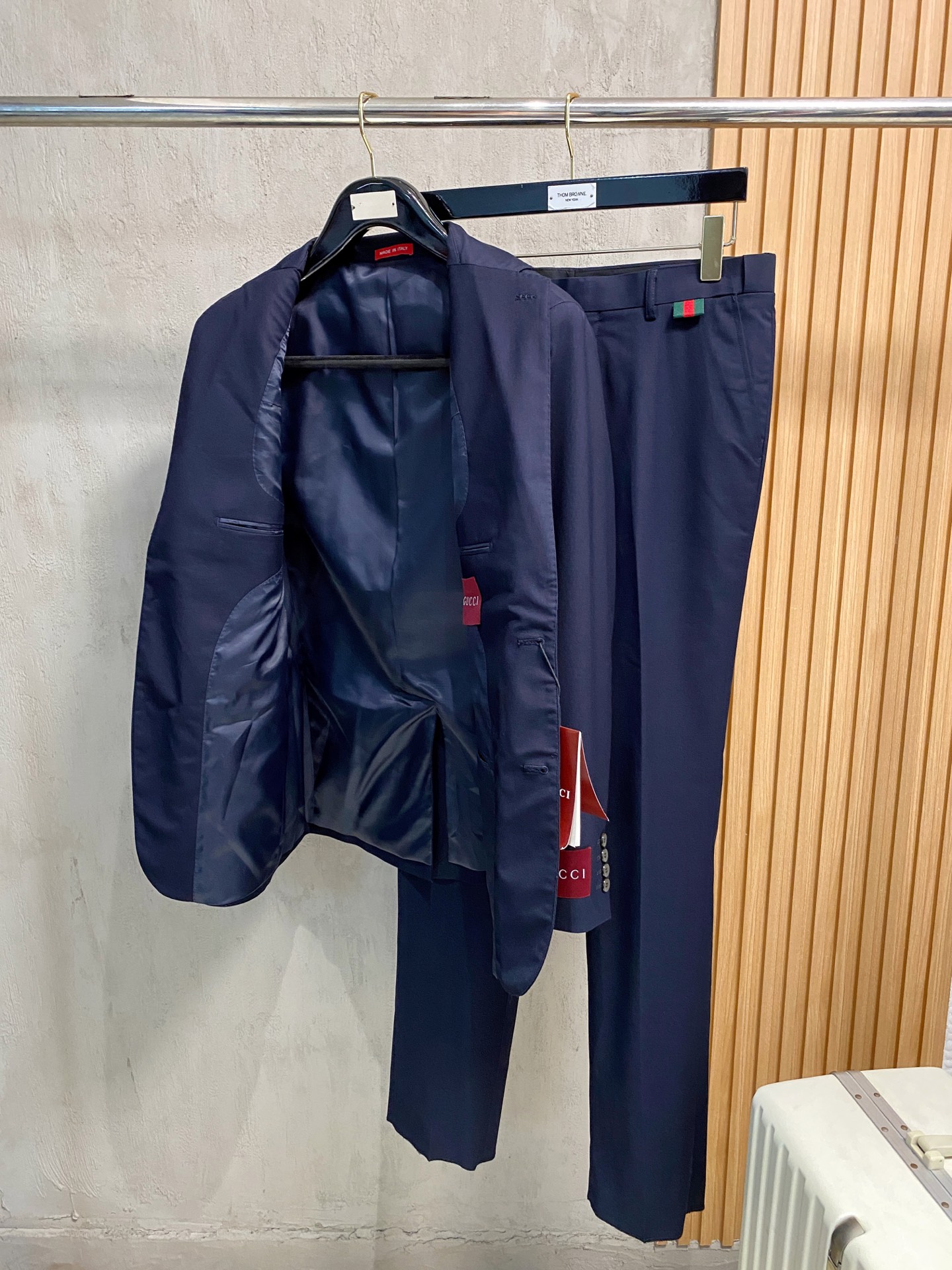 /套。【专柜同步新品】 2025年春秋男士 黑色 时尚商务休闲轻便西装/单西外套.整体轮廓趋于简约风格，