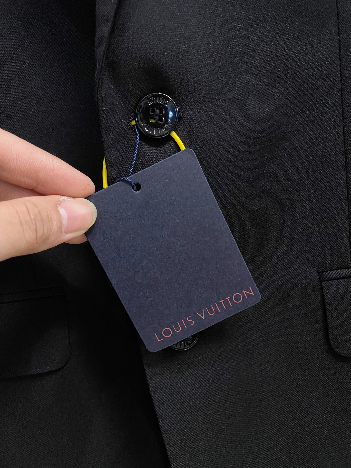 /套。【专柜同步新品】 2025年春秋男士 黑色 时尚商务休闲轻便西装/单西外套.整体轮廓趋于简约风格，