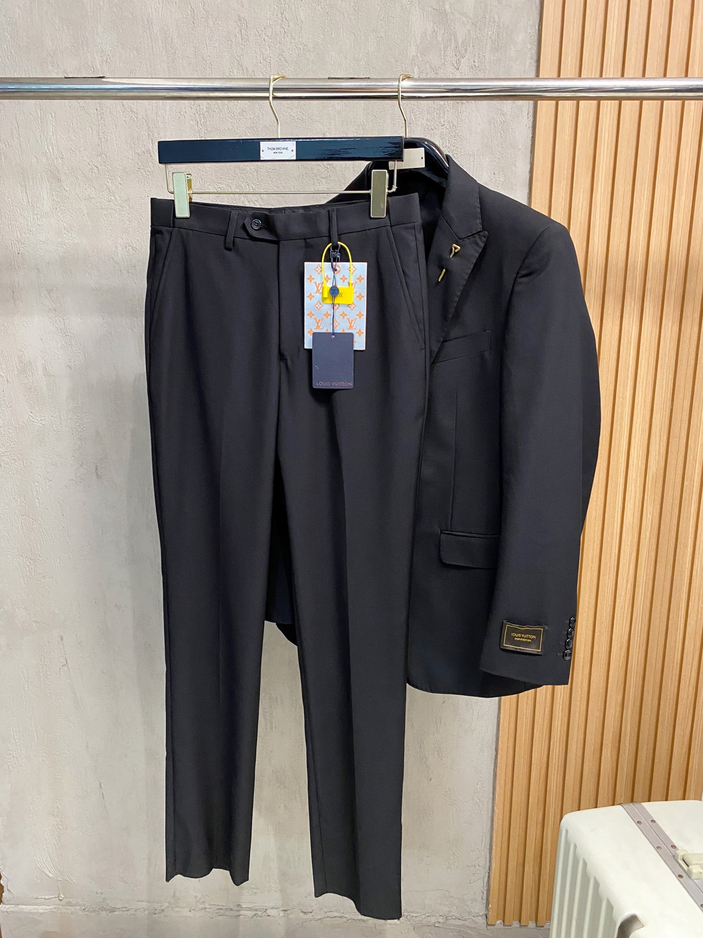 /套。【专柜同步新品】 2025年春秋男士 黑色 时尚商务休闲轻便西装/单西外套.整体轮廓趋于简约风格，