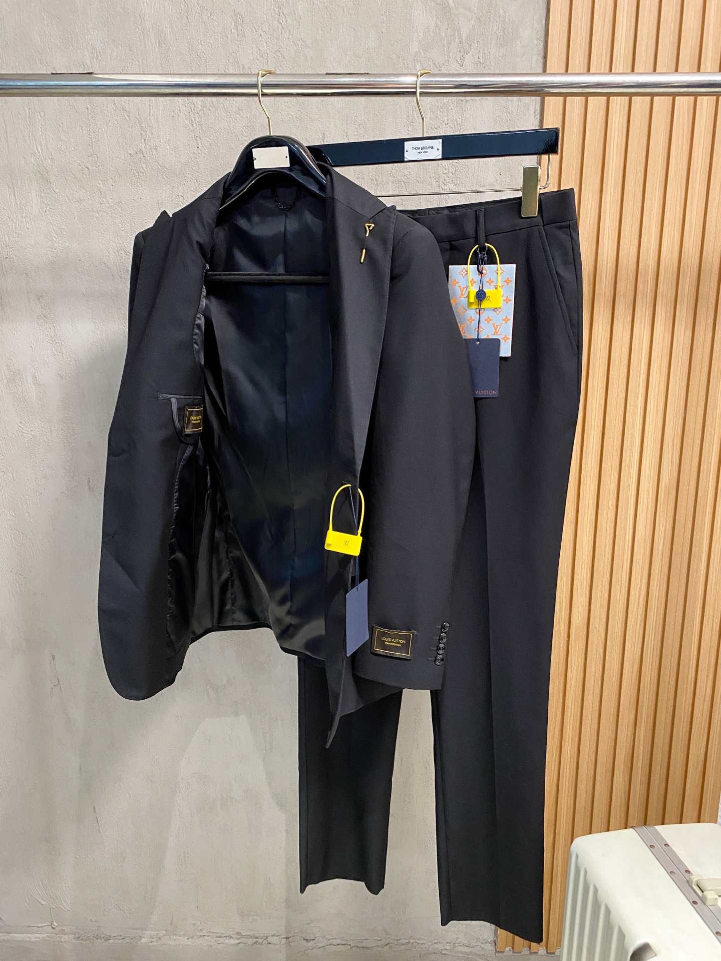 /套。【专柜同步新品】 2025年春秋男士 黑色 时尚商务休闲轻便西装/单西外套.整体轮廓趋于简约风格，