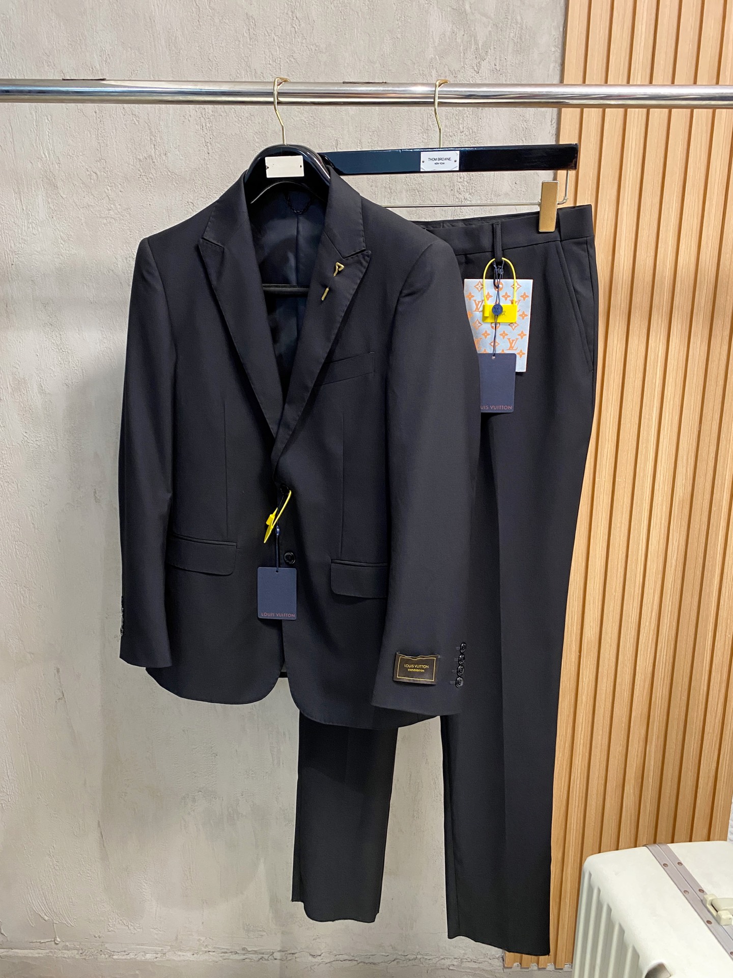 /套。【专柜同步新品】 2025年春秋男士 黑色 时尚商务休闲轻便西装/单西外套.整体轮廓趋于简约风格，