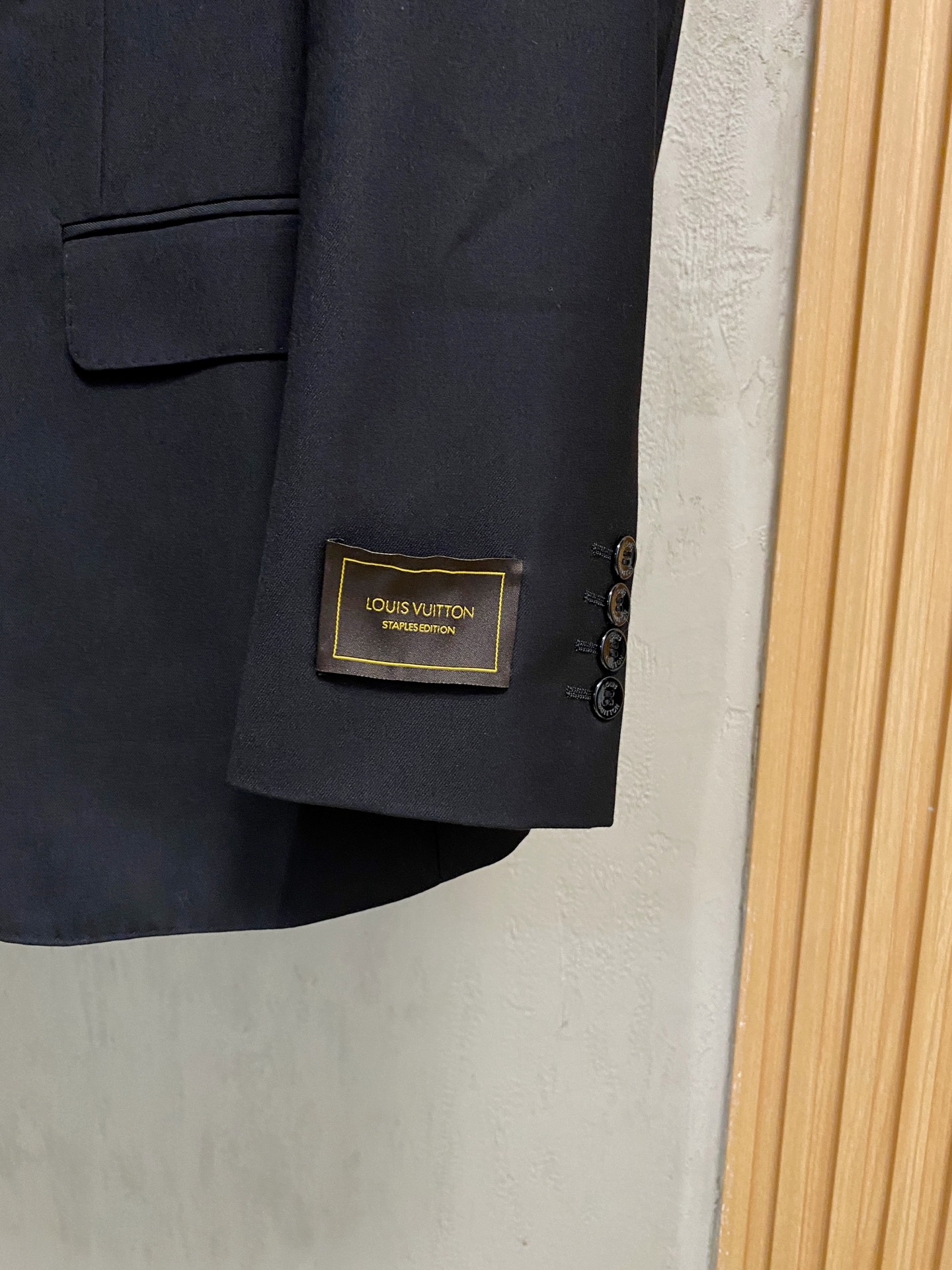 /套。【专柜同步新品】 2025年春秋男士 黑色 时尚商务休闲轻便西装/单西外套.整体轮廓趋于简约风格，