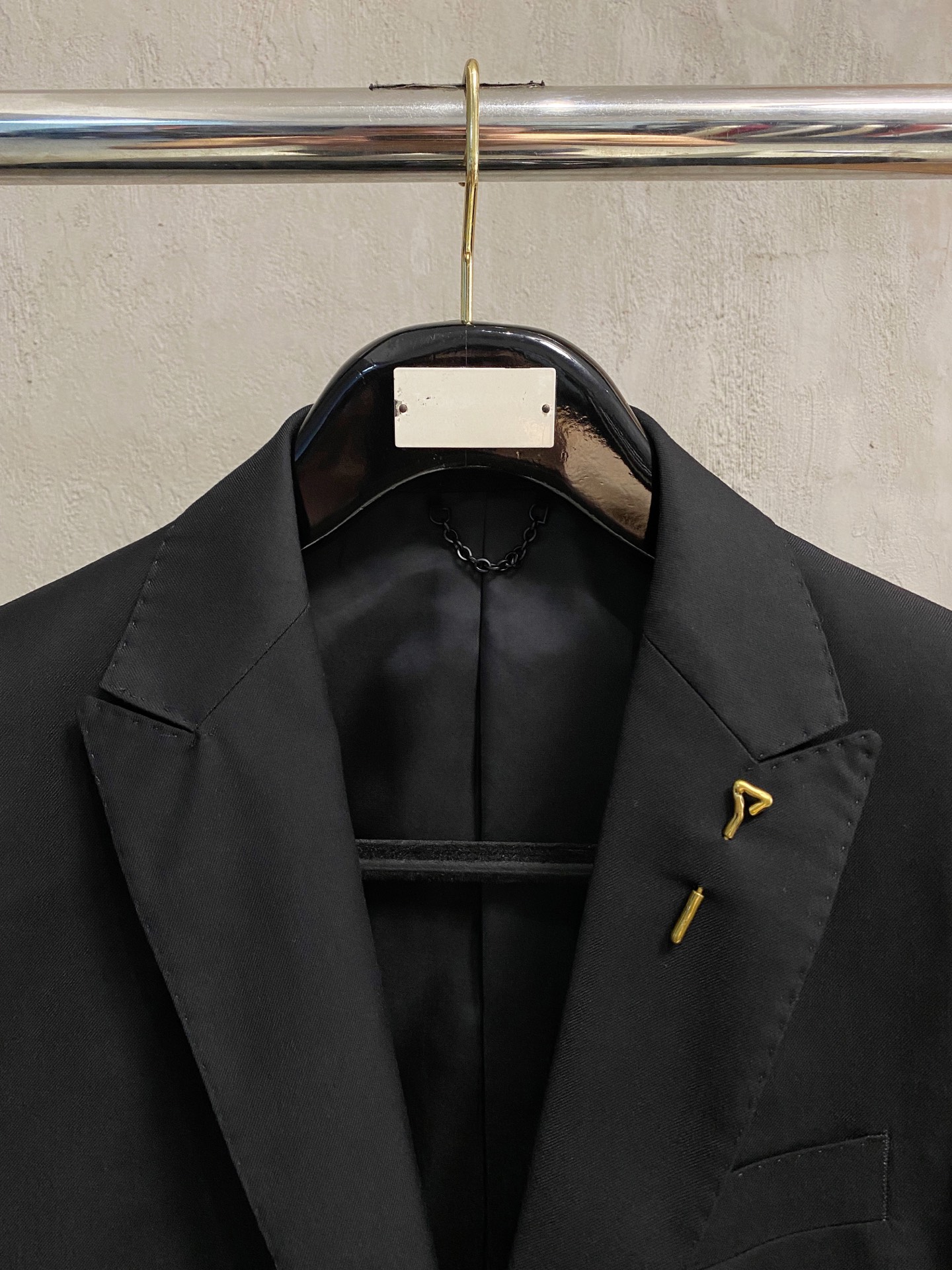 /套。【专柜同步新品】 2025年春秋男士 黑色 时尚商务休闲轻便西装/单西外套.整体轮廓趋于简约风格，