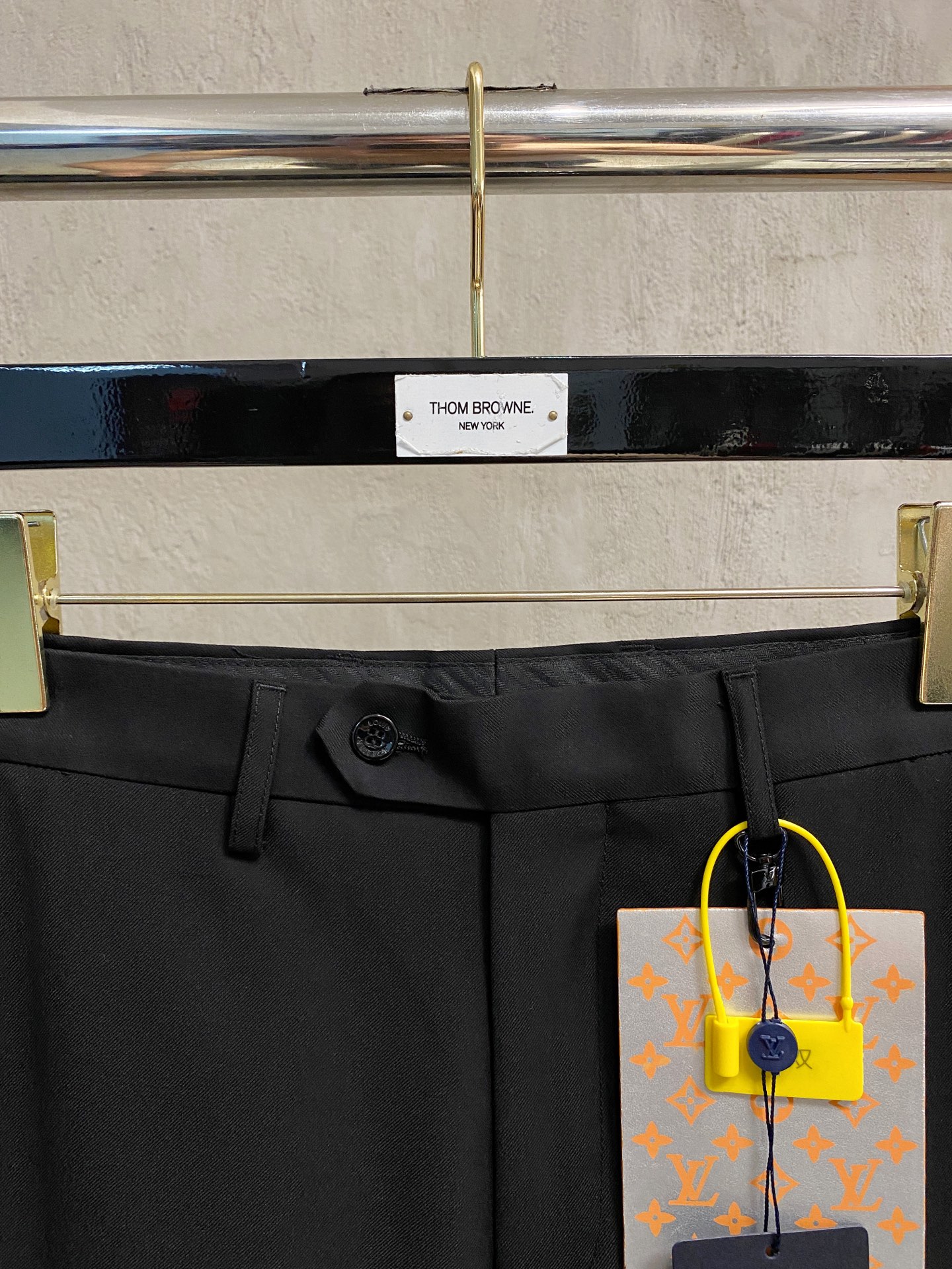 /套。【专柜同步新品】 2025年春秋男士 黑色 时尚商务休闲轻便西装/单西外套.整体轮廓趋于简约风格，