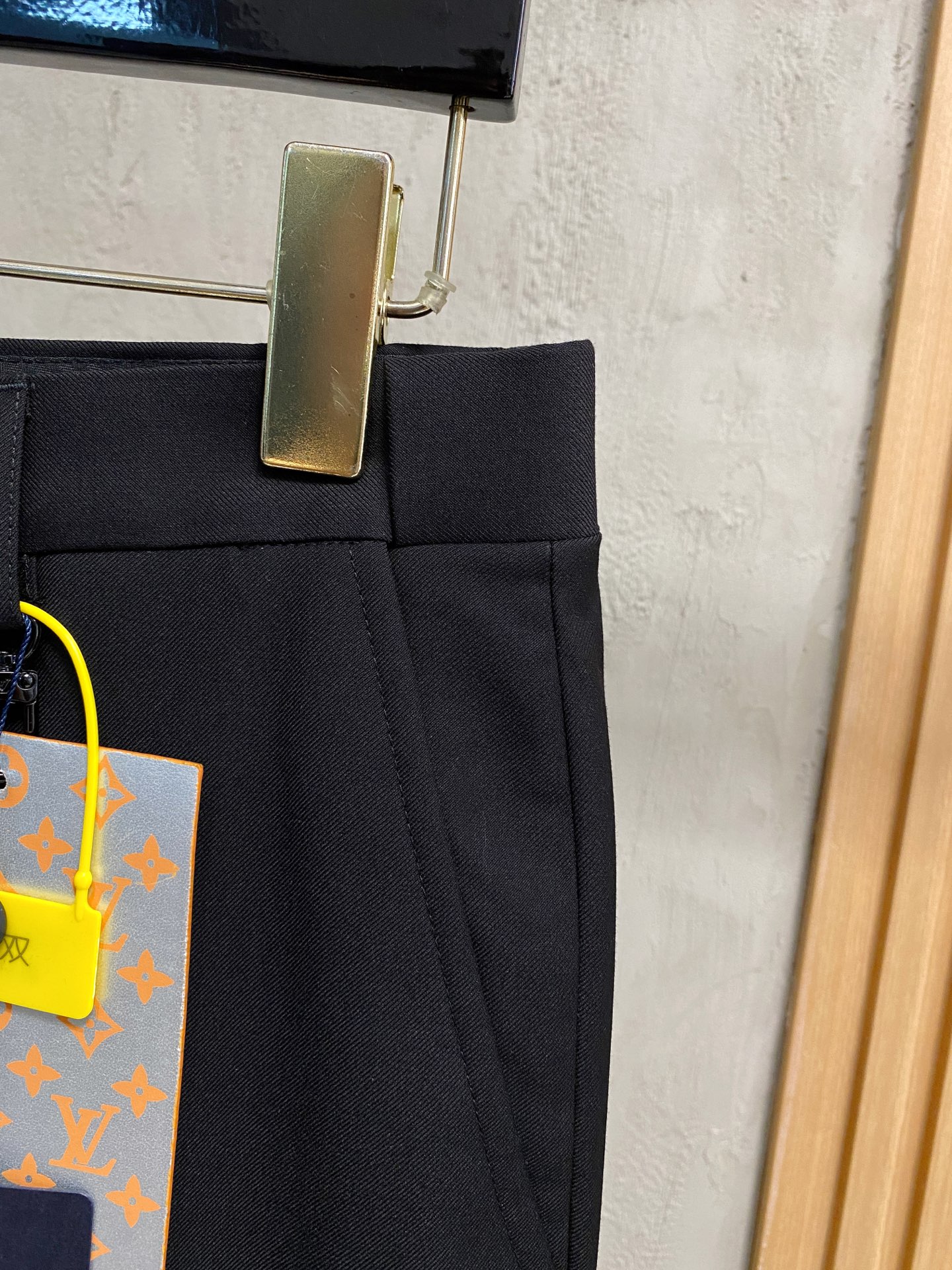 /套。【专柜同步新品】 2025年春秋男士 黑色 时尚商务休闲轻便西装/单西外套.整体轮廓趋于简约风格，