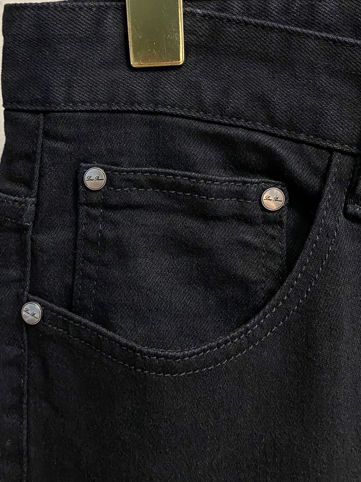 超级有范儿的一款牛仔裤，定制原版水洗牛仔面料，独特设计，顶级刺绣工艺字母图案logo，原版五金辅料装饰，