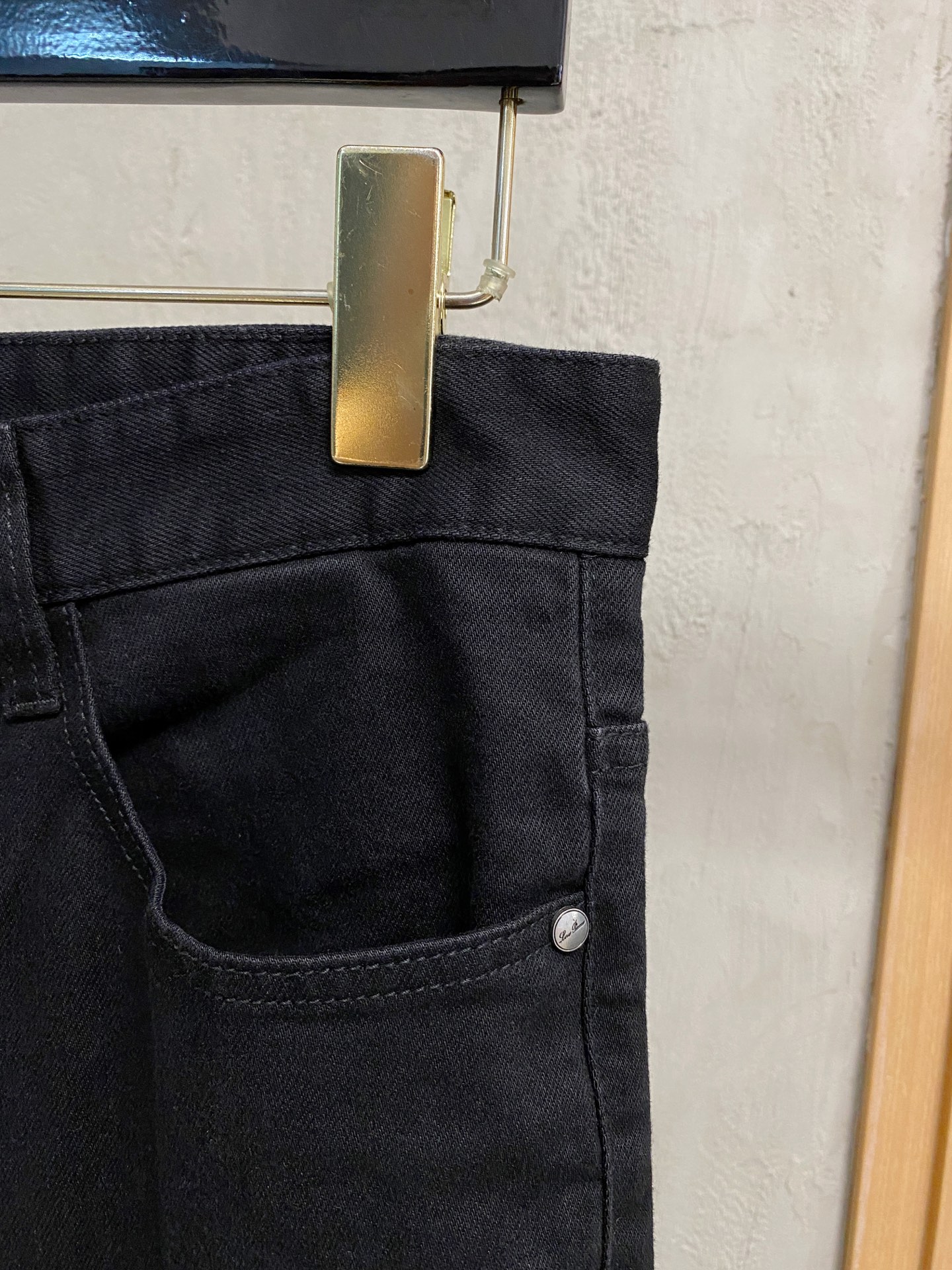 超级有范儿的一款牛仔裤，定制原版水洗牛仔面料，独特设计，顶级刺绣工艺字母图案logo，原版五金辅料装饰，