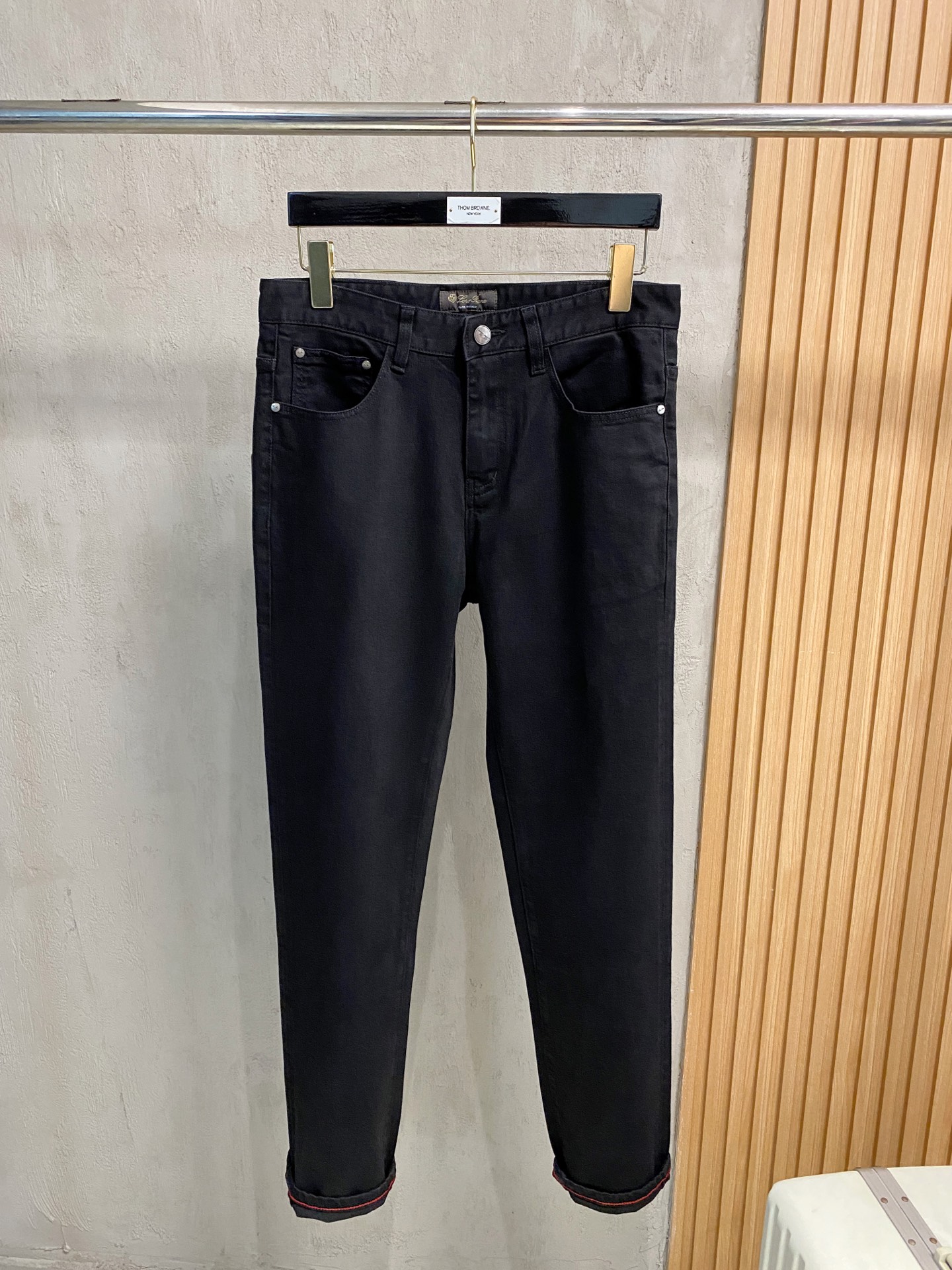 超级有范儿的一款牛仔裤，定制原版水洗牛仔面料，独特设计，顶级刺绣工艺字母图案logo，原版五金辅料装饰，