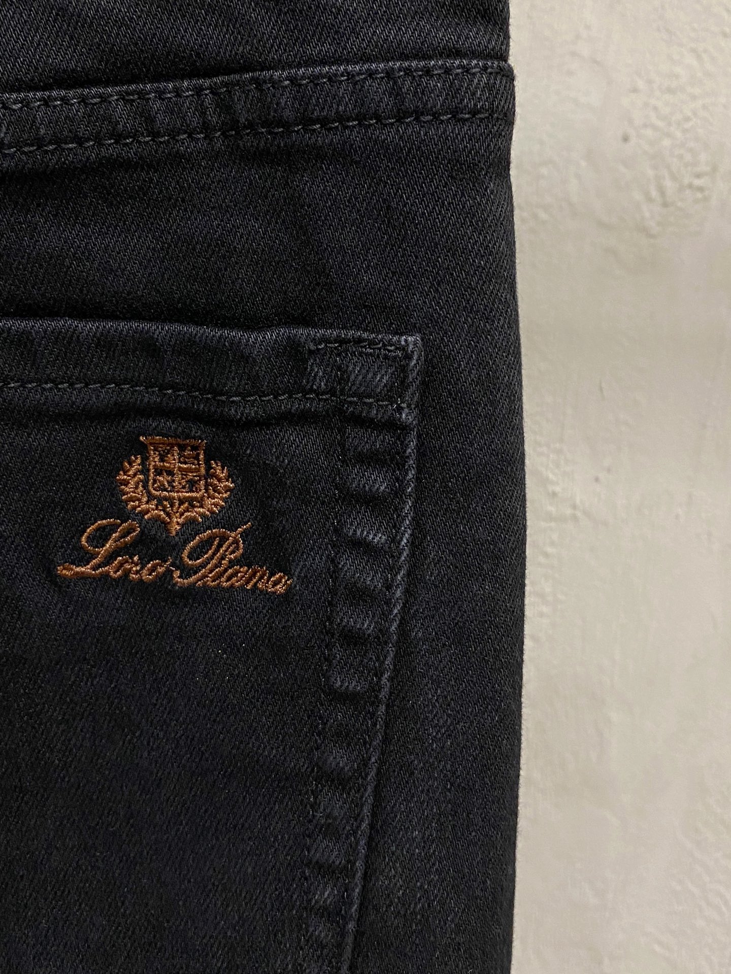 超级有范儿的一款牛仔裤，定制原版水洗牛仔面料，独特设计，顶级刺绣工艺字母图案logo，原版五金辅料装饰，