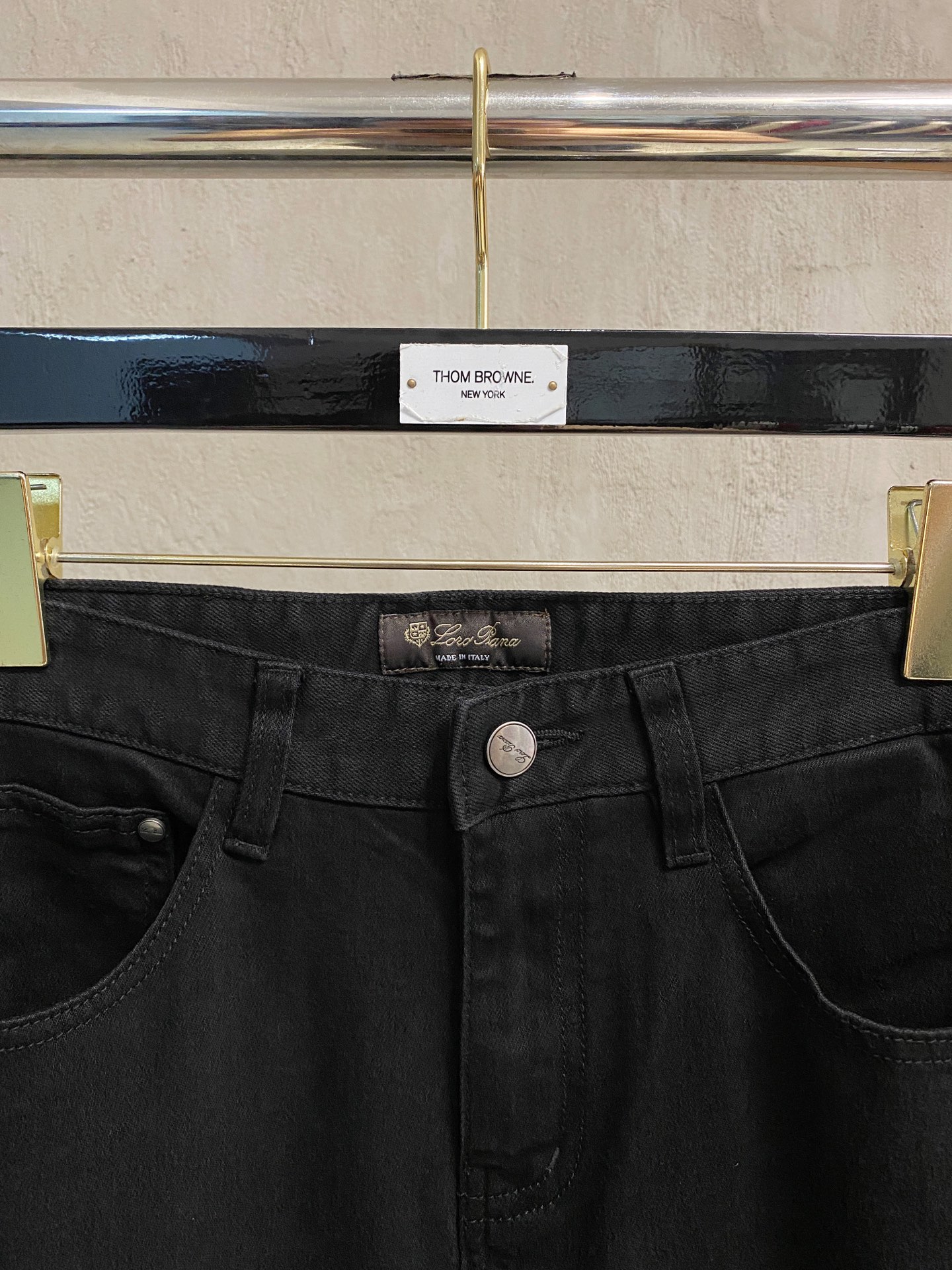 超级有范儿的一款牛仔裤，定制原版水洗牛仔面料，独特设计，顶级刺绣工艺字母图案logo，原版五金辅料装饰，