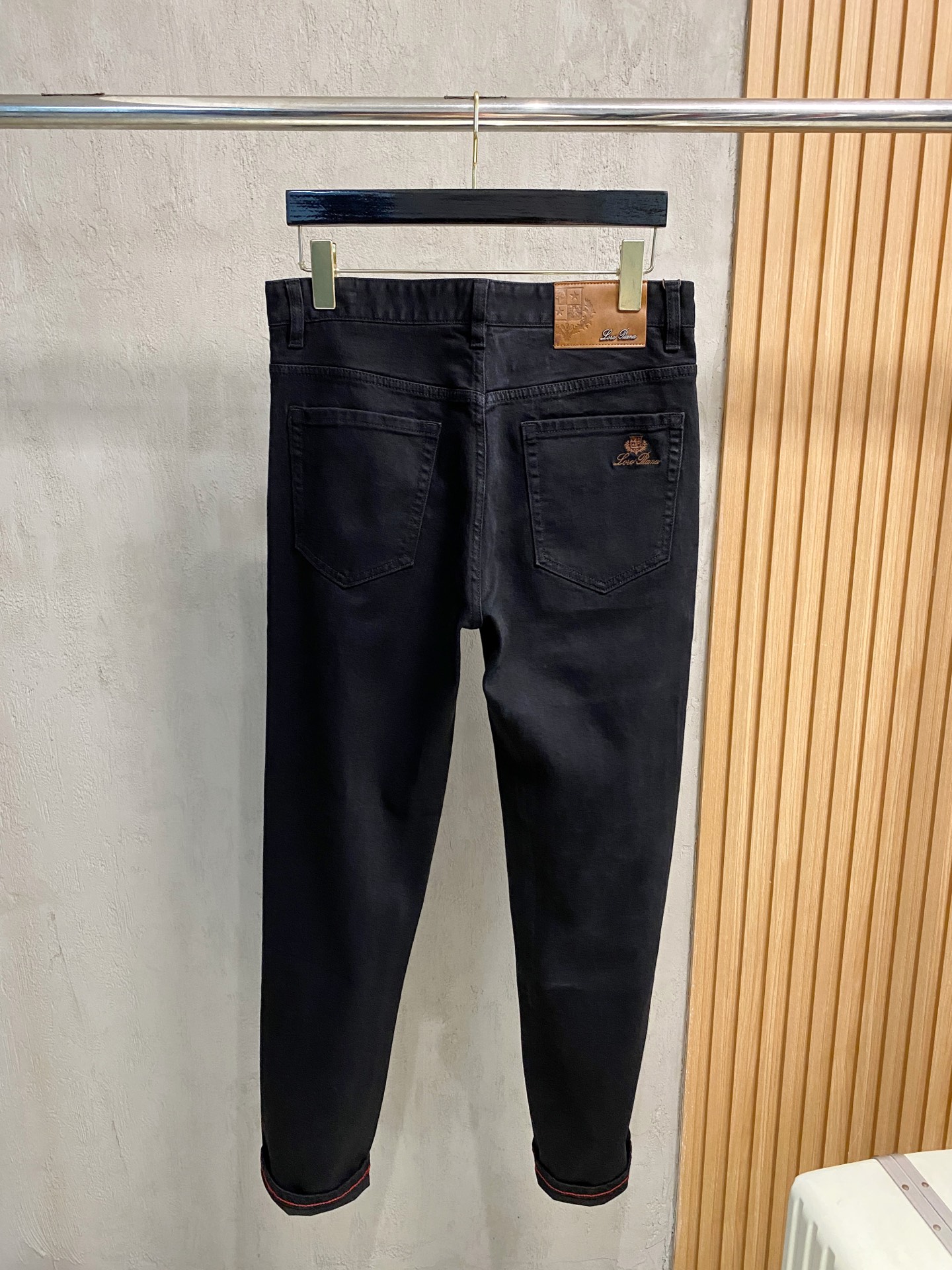 超级有范儿的一款牛仔裤，定制原版水洗牛仔面料，独特设计，顶级刺绣工艺字母图案logo，原版五金辅料装饰，