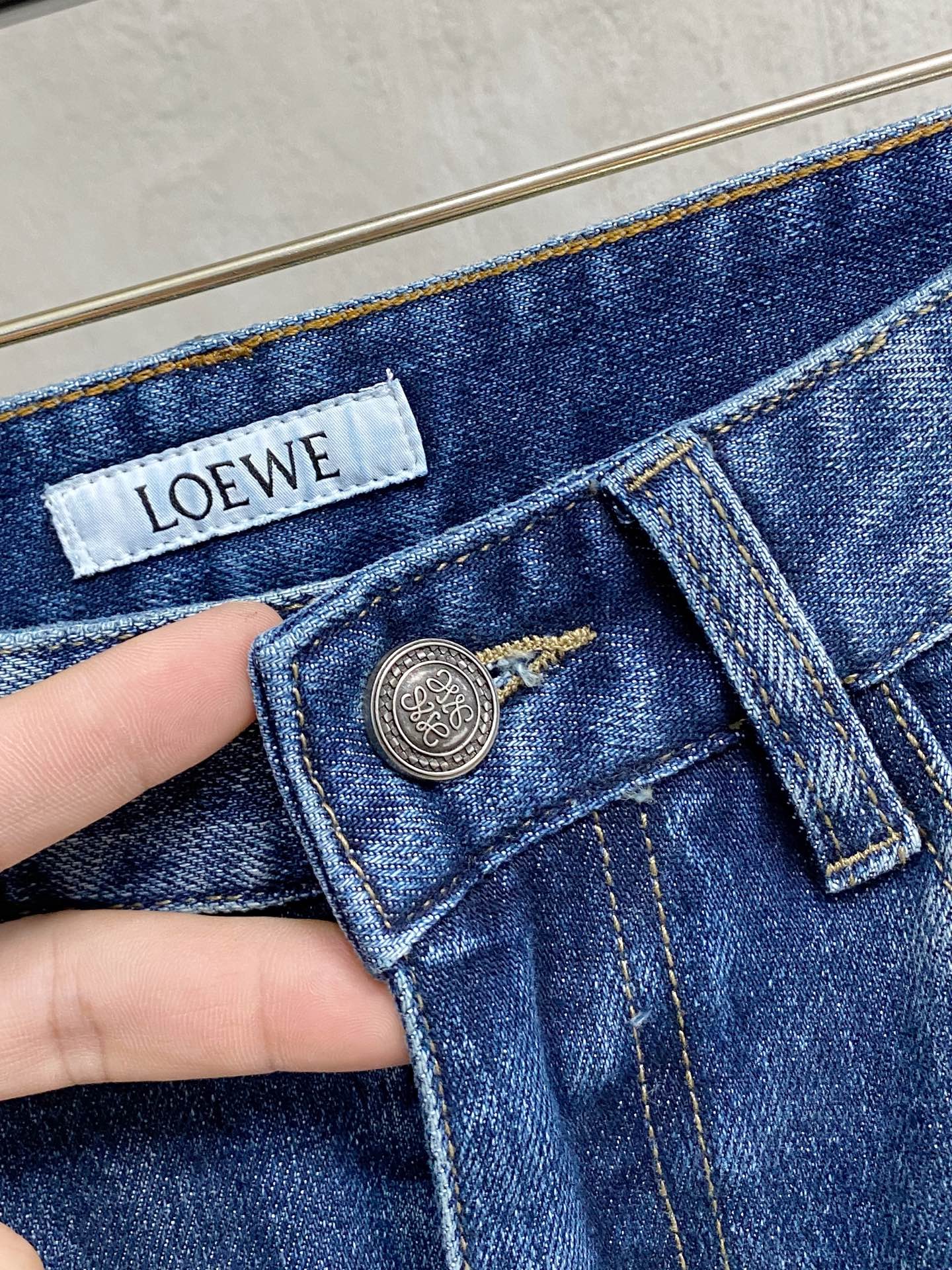 超级有范儿的一款牛仔裤，定制原版水洗牛仔面料，独特设计，顶级刺绣工艺字母图案logo，原版五金辅料装饰，