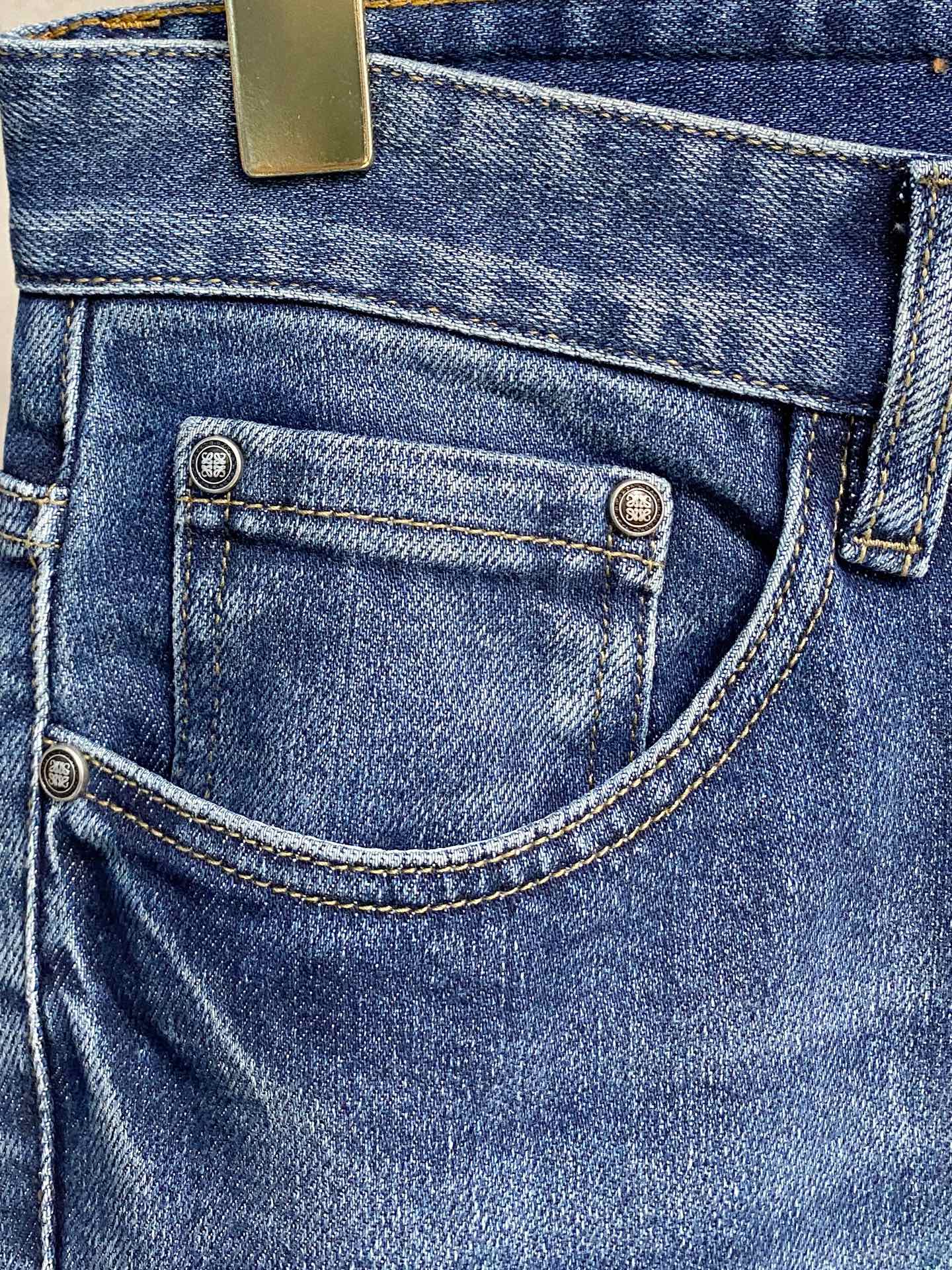 超级有范儿的一款牛仔裤，定制原版水洗牛仔面料，独特设计，顶级刺绣工艺字母图案logo，原版五金辅料装饰，