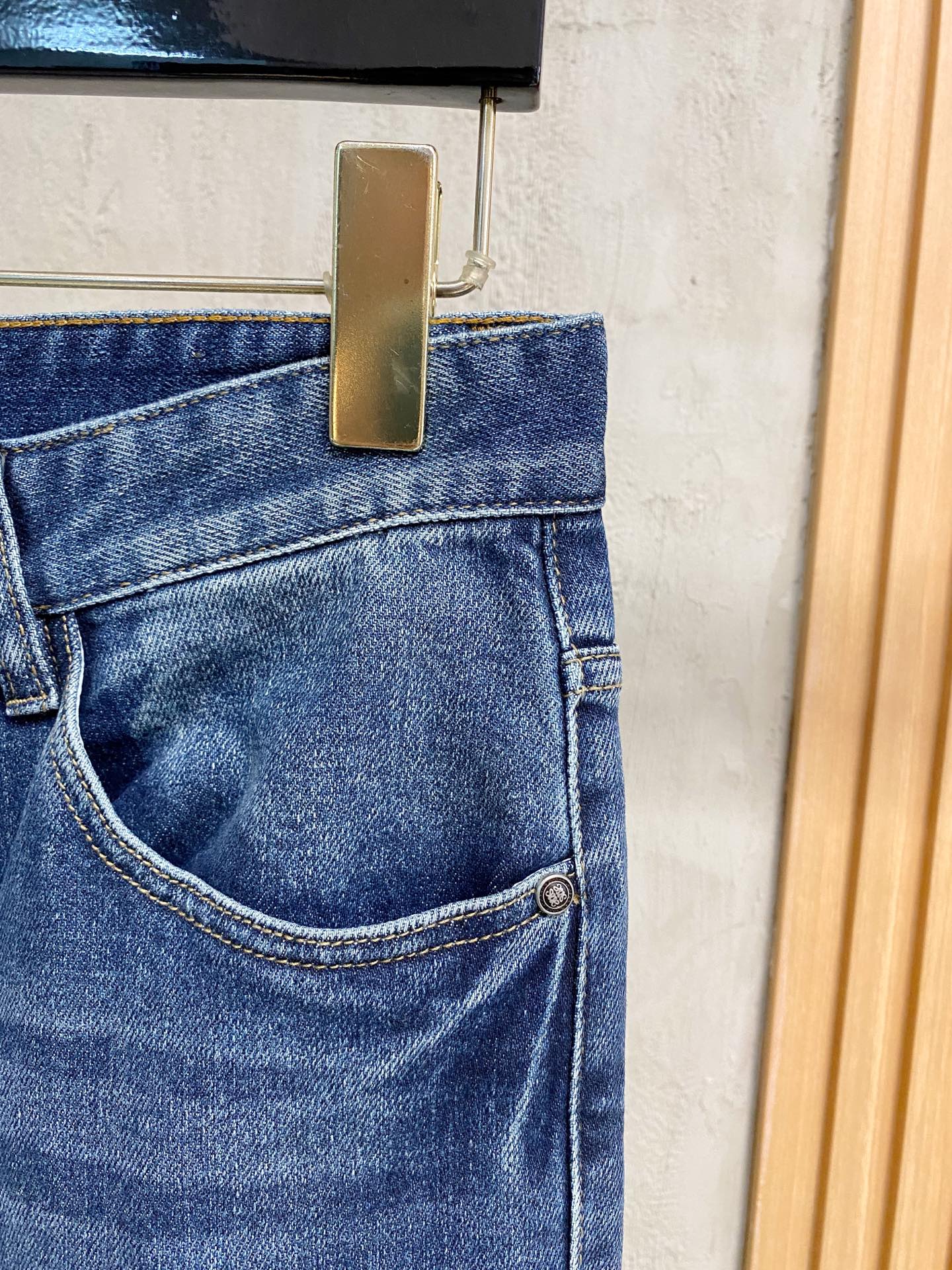 超级有范儿的一款牛仔裤，定制原版水洗牛仔面料，独特设计，顶级刺绣工艺字母图案logo，原版五金辅料装饰，