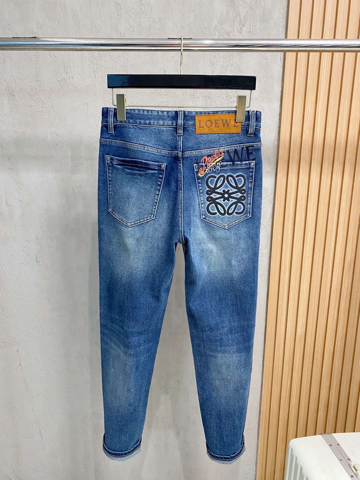 超级有范儿的一款牛仔裤，定制原版水洗牛仔面料，独特设计，顶级刺绣工艺字母图案logo，原版五金辅料装饰，