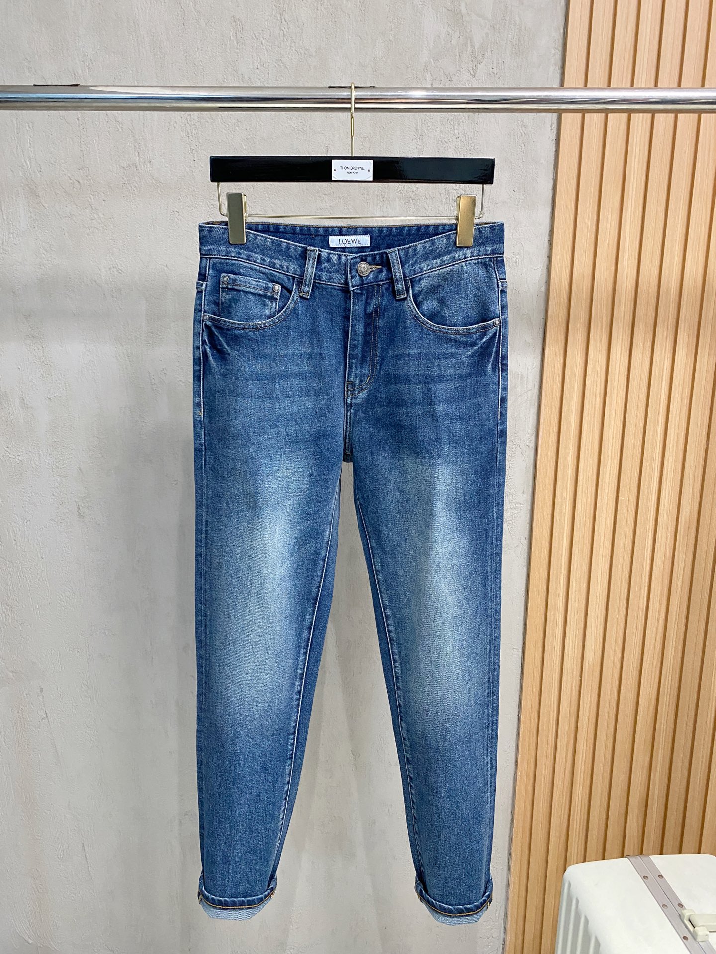 超级有范儿的一款牛仔裤，定制原版水洗牛仔面料，独特设计，顶级刺绣工艺字母图案logo，原版五金辅料装饰，