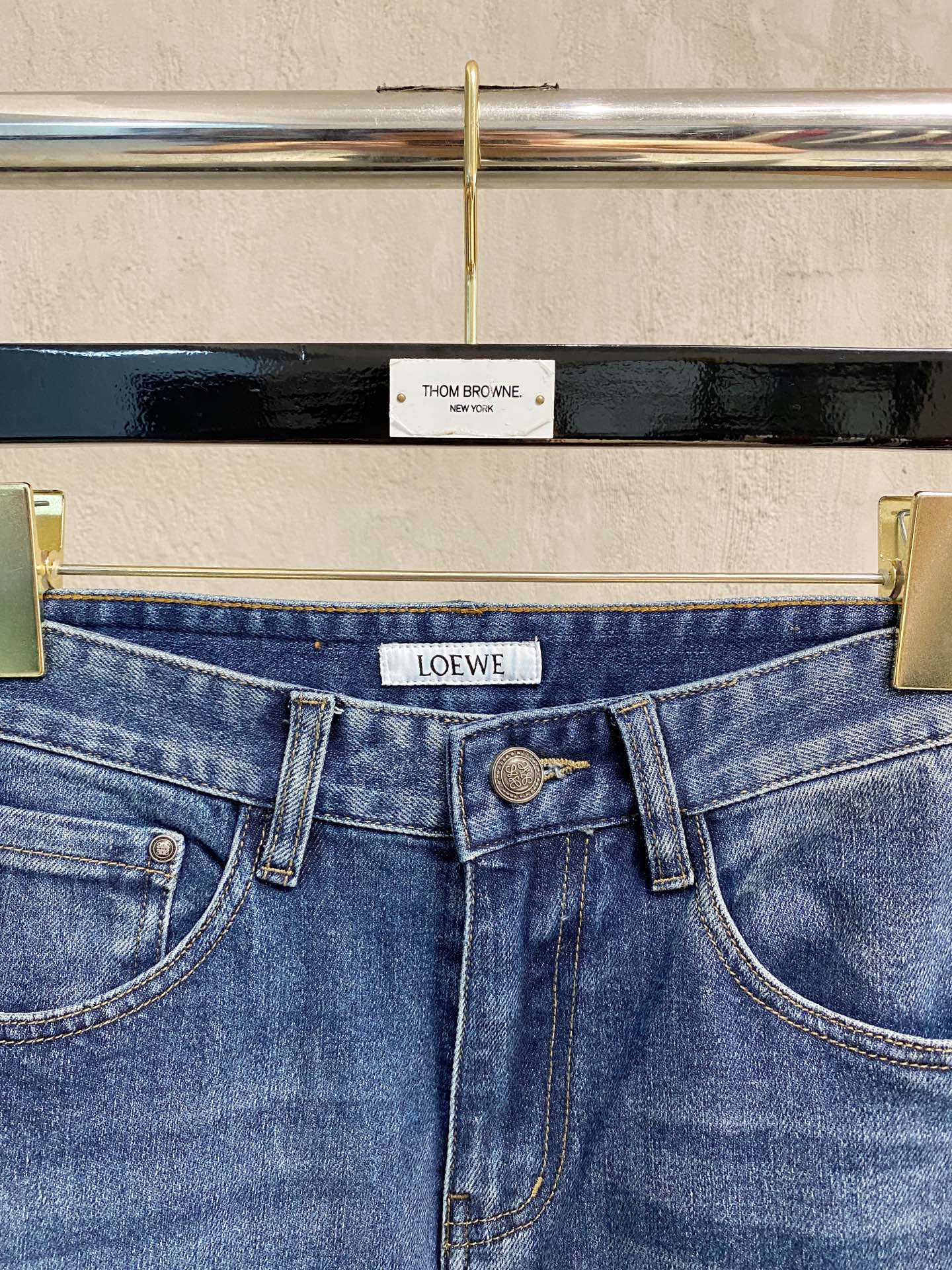 超级有范儿的一款牛仔裤，定制原版水洗牛仔面料，独特设计，顶级刺绣工艺字母图案logo，原版五金辅料装饰，