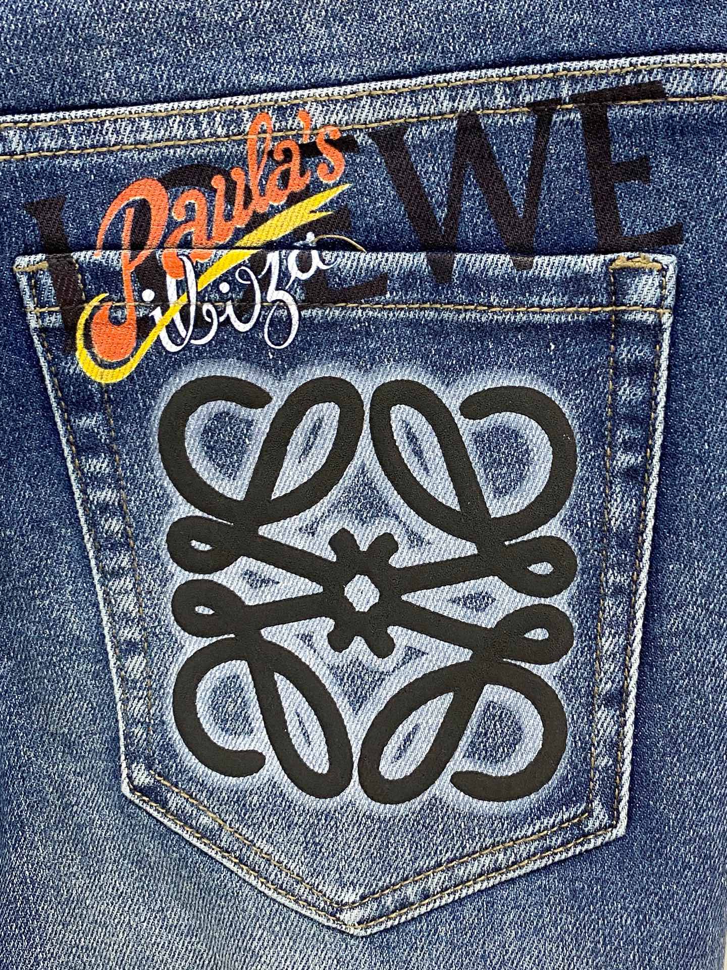 超级有范儿的一款牛仔裤，定制原版水洗牛仔面料，独特设计，顶级刺绣工艺字母图案logo，原版五金辅料装饰，
