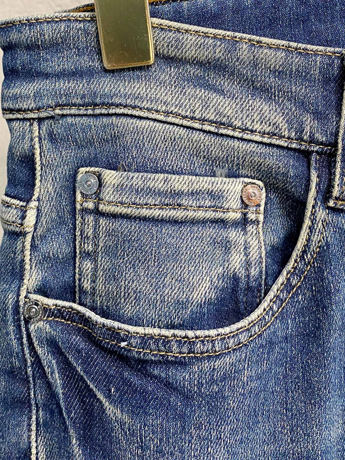 超级有范儿的一款牛仔裤，定制原版水洗牛仔面料，独特设计，顶级刺绣工艺字母图案logo，原版五金辅料装饰，