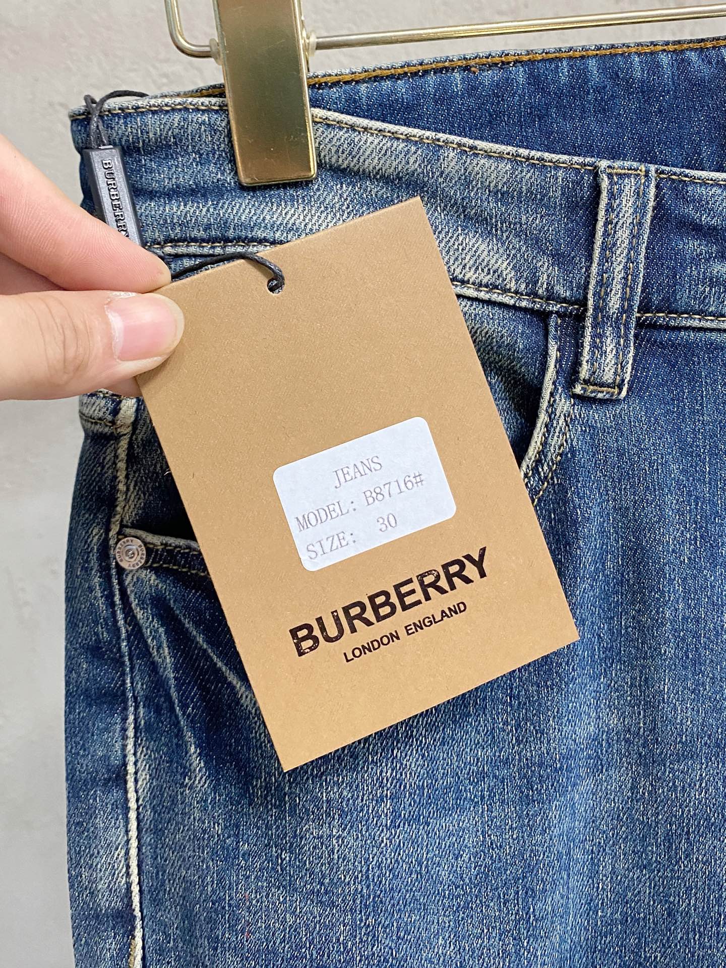 超级有范儿的一款牛仔裤，定制原版水洗牛仔面料，独特设计，顶级刺绣工艺字母图案logo，原版五金辅料装饰，