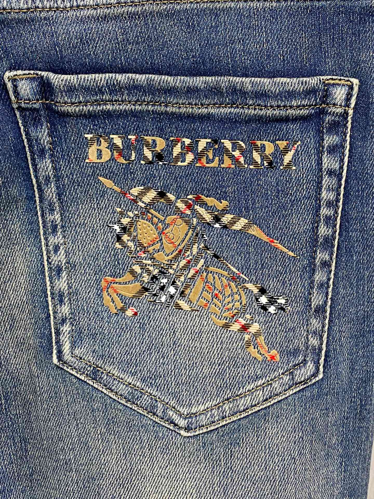 超级有范儿的一款牛仔裤，定制原版水洗牛仔面料，独特设计，顶级刺绣工艺字母图案logo，原版五金辅料装饰，