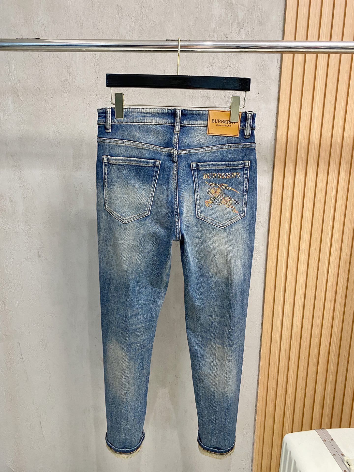 超级有范儿的一款牛仔裤，定制原版水洗牛仔面料，独特设计，顶级刺绣工艺字母图案logo，原版五金辅料装饰，