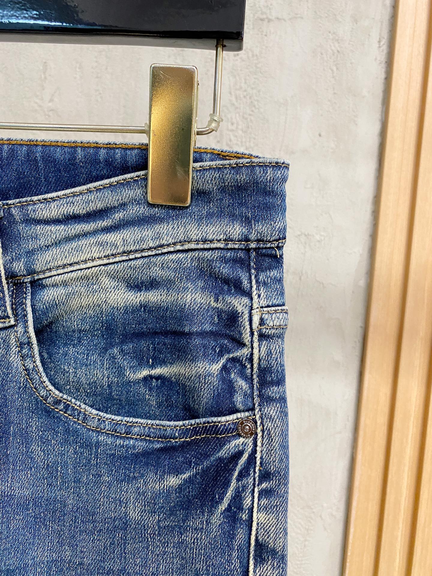 超级有范儿的一款牛仔裤，定制原版水洗牛仔面料，独特设计，顶级刺绣工艺字母图案logo，原版五金辅料装饰，