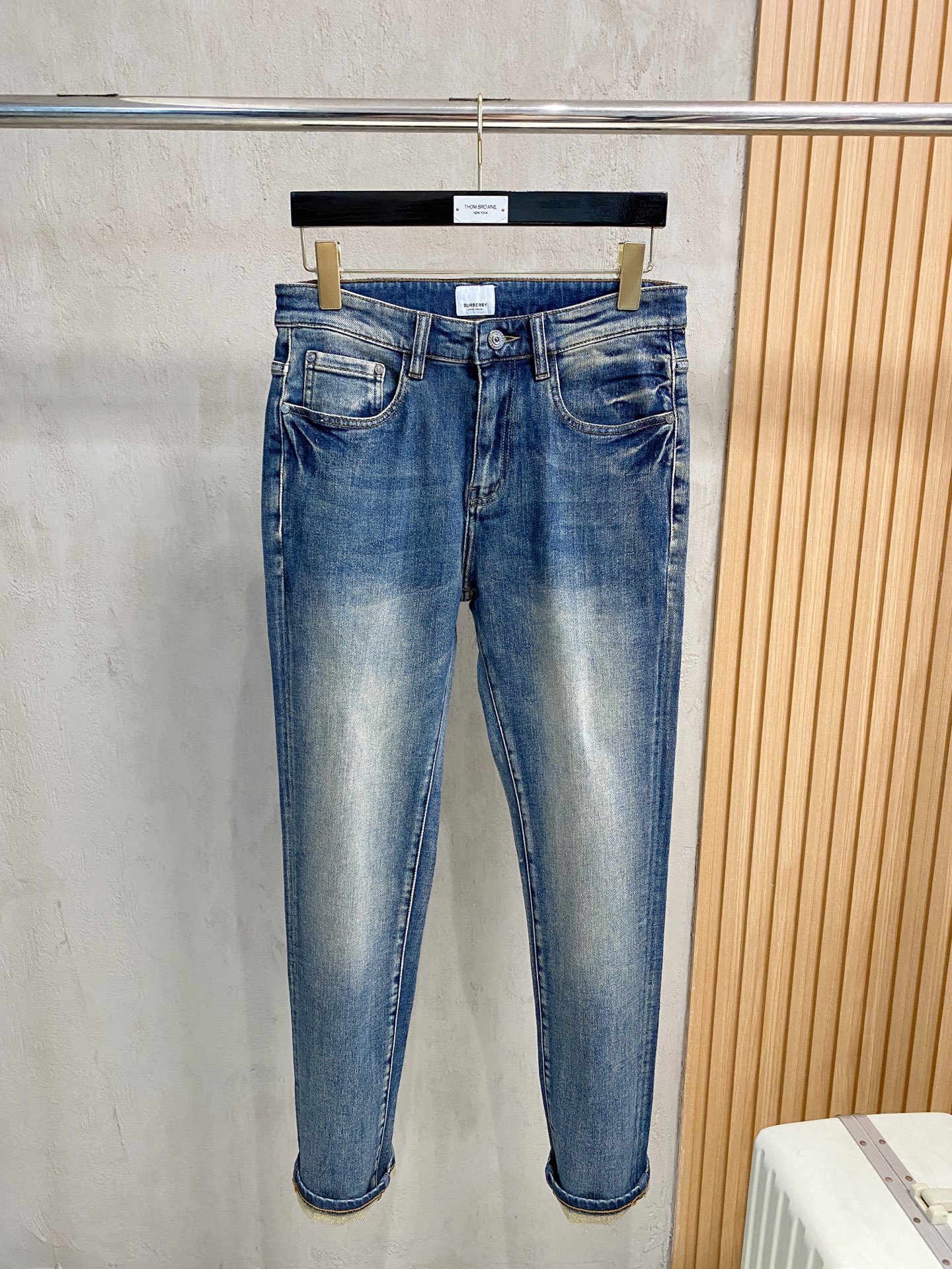 超级有范儿的一款牛仔裤，定制原版水洗牛仔面料，独特设计，顶级刺绣工艺字母图案logo，原版五金辅料装饰，