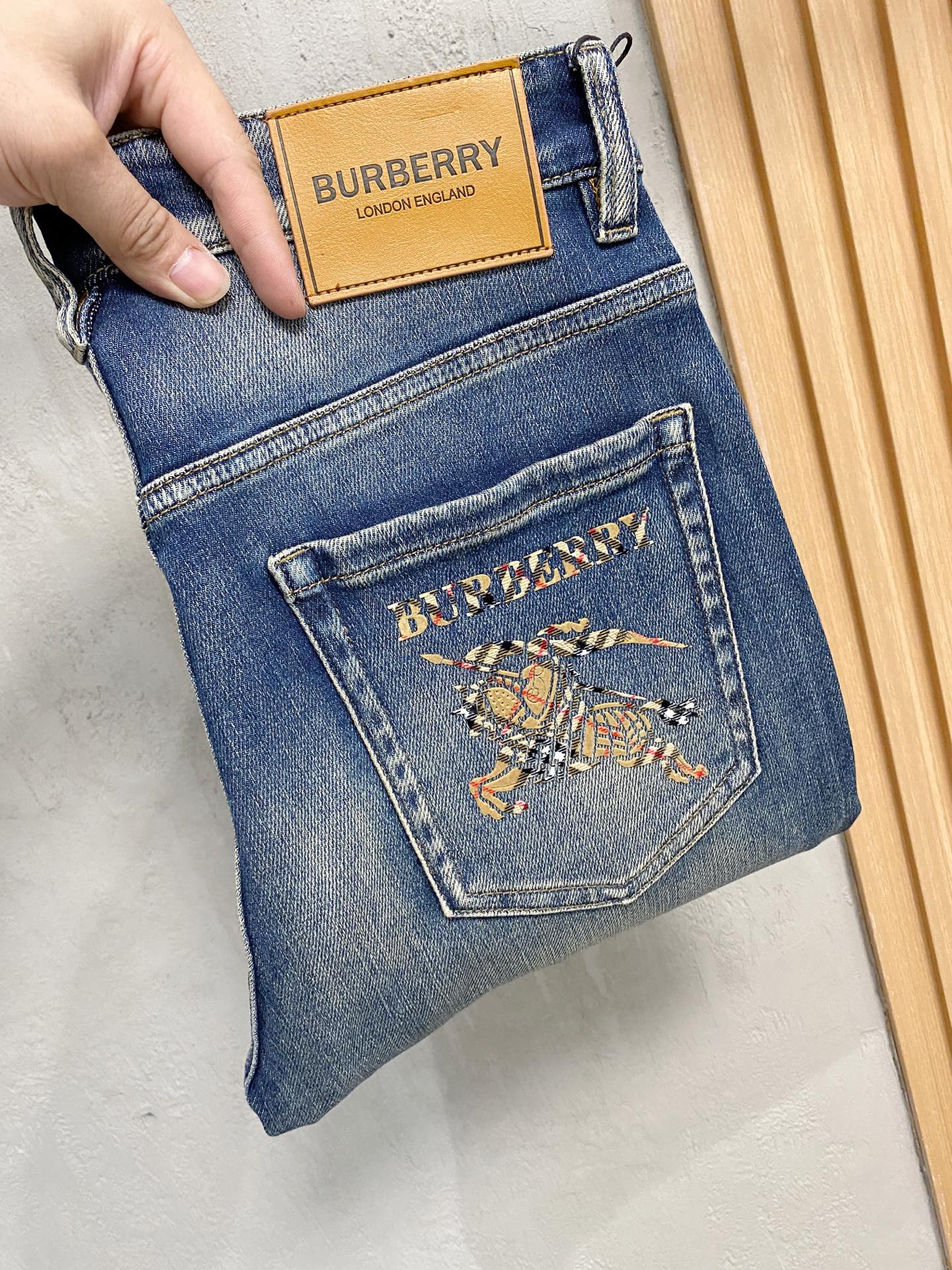 超级有范儿的一款牛仔裤，定制原版水洗牛仔面料，独特设计，顶级刺绣工艺字母图案logo，原版五金辅料装饰，