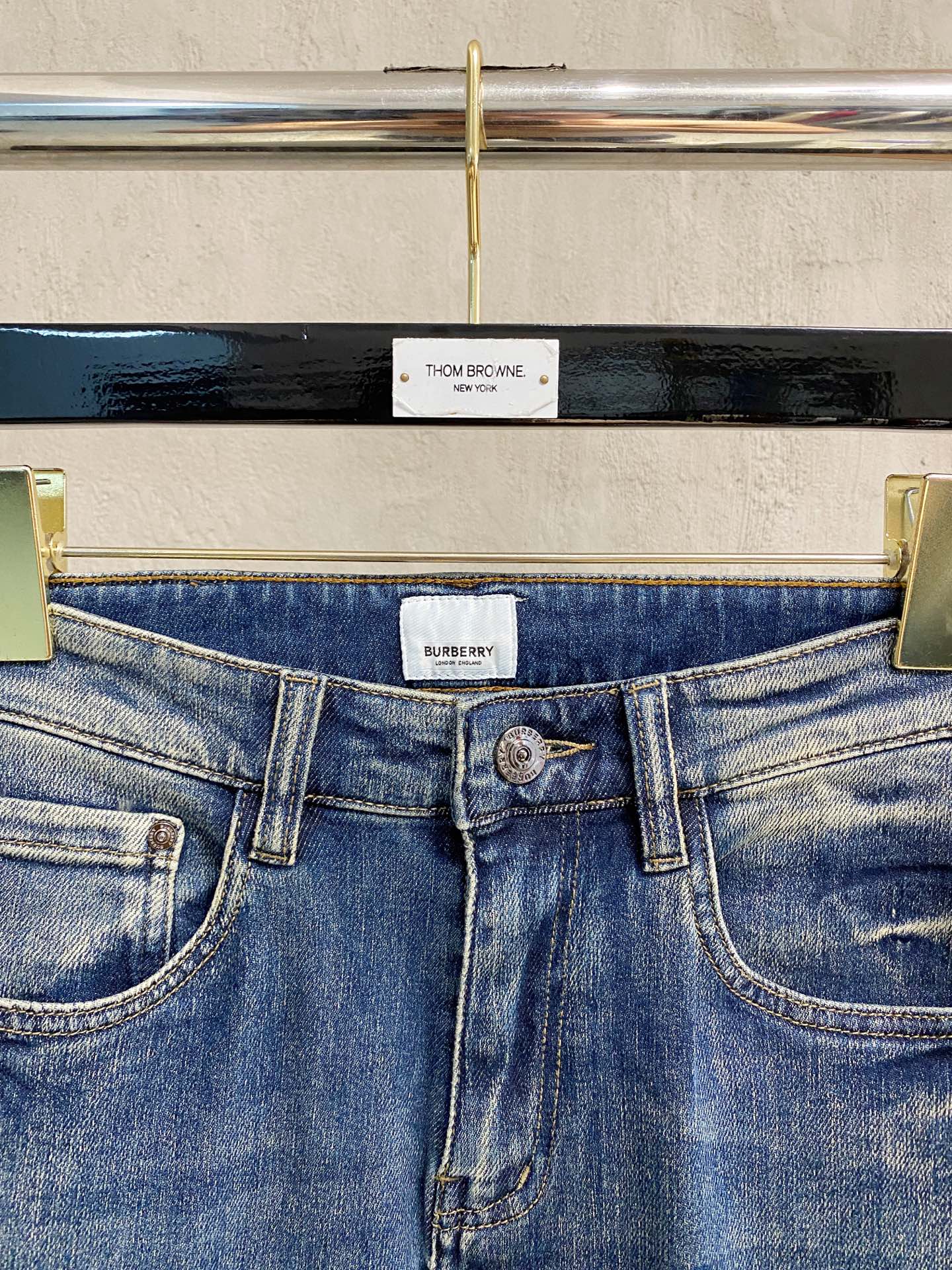 超级有范儿的一款牛仔裤，定制原版水洗牛仔面料，独特设计，顶级刺绣工艺字母图案logo，原版五金辅料装饰，