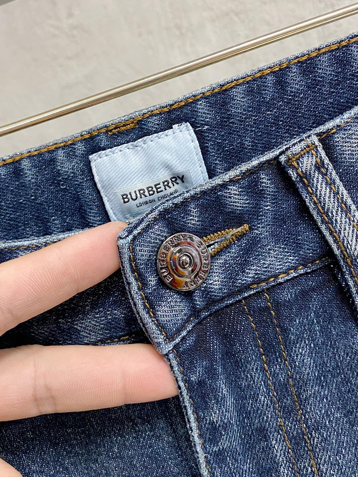 超级有范儿的一款牛仔裤，定制原版水洗牛仔面料，独特设计，顶级刺绣工艺字母图案logo，原版五金辅料装饰，