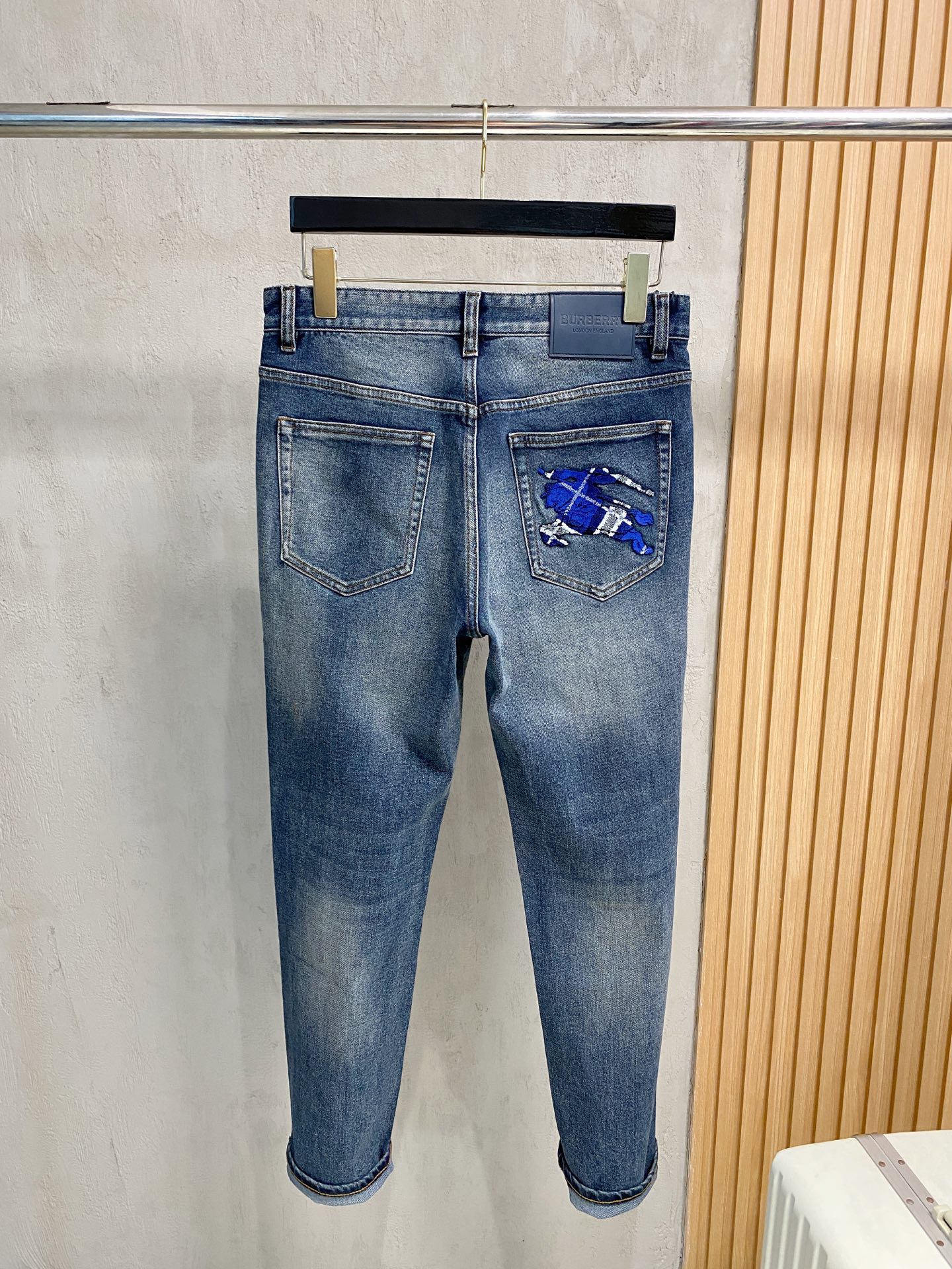 超级有范儿的一款牛仔裤，定制原版水洗牛仔面料，独特设计，顶级刺绣工艺字母图案logo，原版五金辅料装饰，