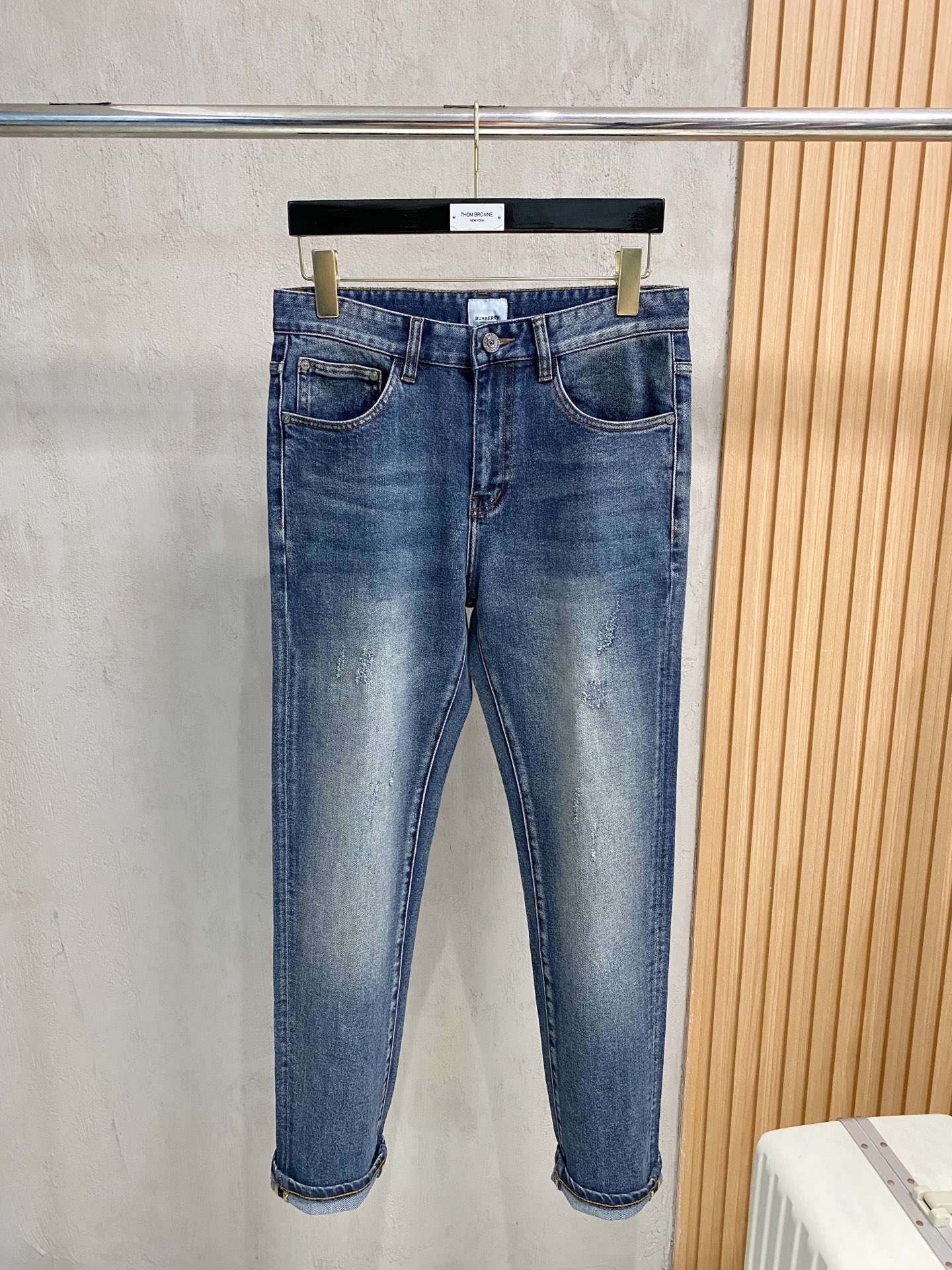 超级有范儿的一款牛仔裤，定制原版水洗牛仔面料，独特设计，顶级刺绣工艺字母图案logo，原版五金辅料装饰，