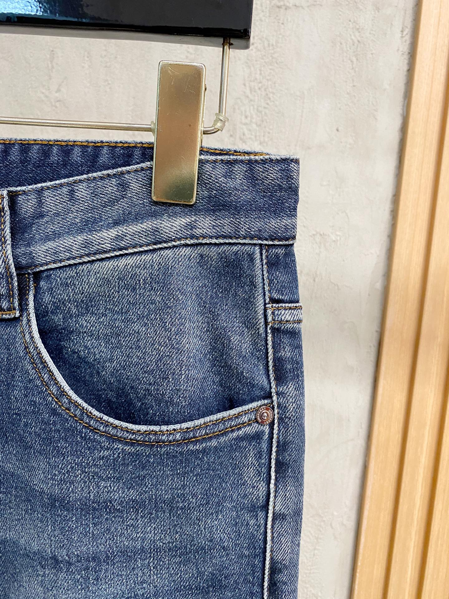 超级有范儿的一款牛仔裤，定制原版水洗牛仔面料，独特设计，顶级刺绣工艺字母图案logo，原版五金辅料装饰，